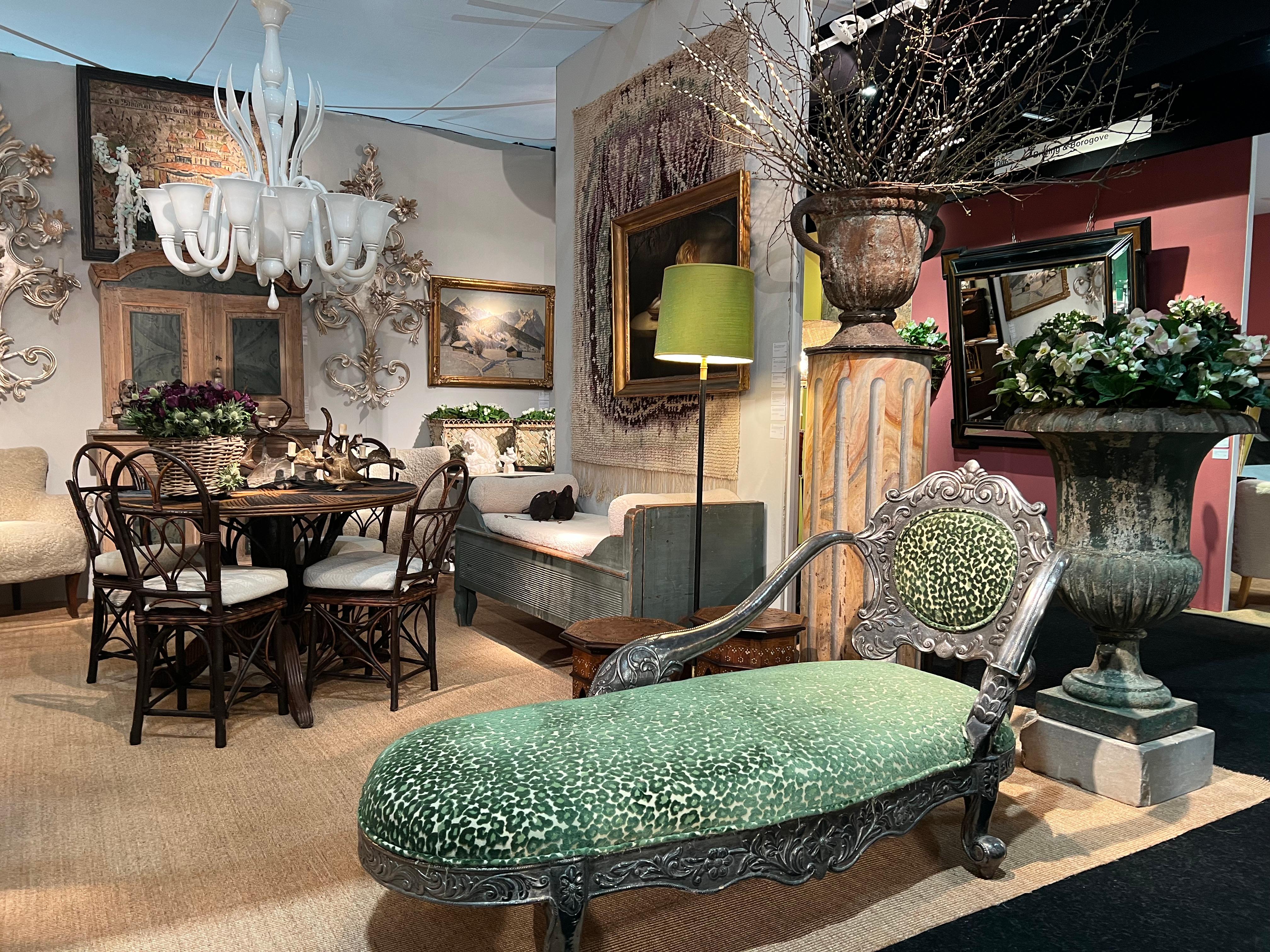 Méridienne avec décor en bois sculpté argenté sur le dossier Bon état - En vente à PARIS, FR