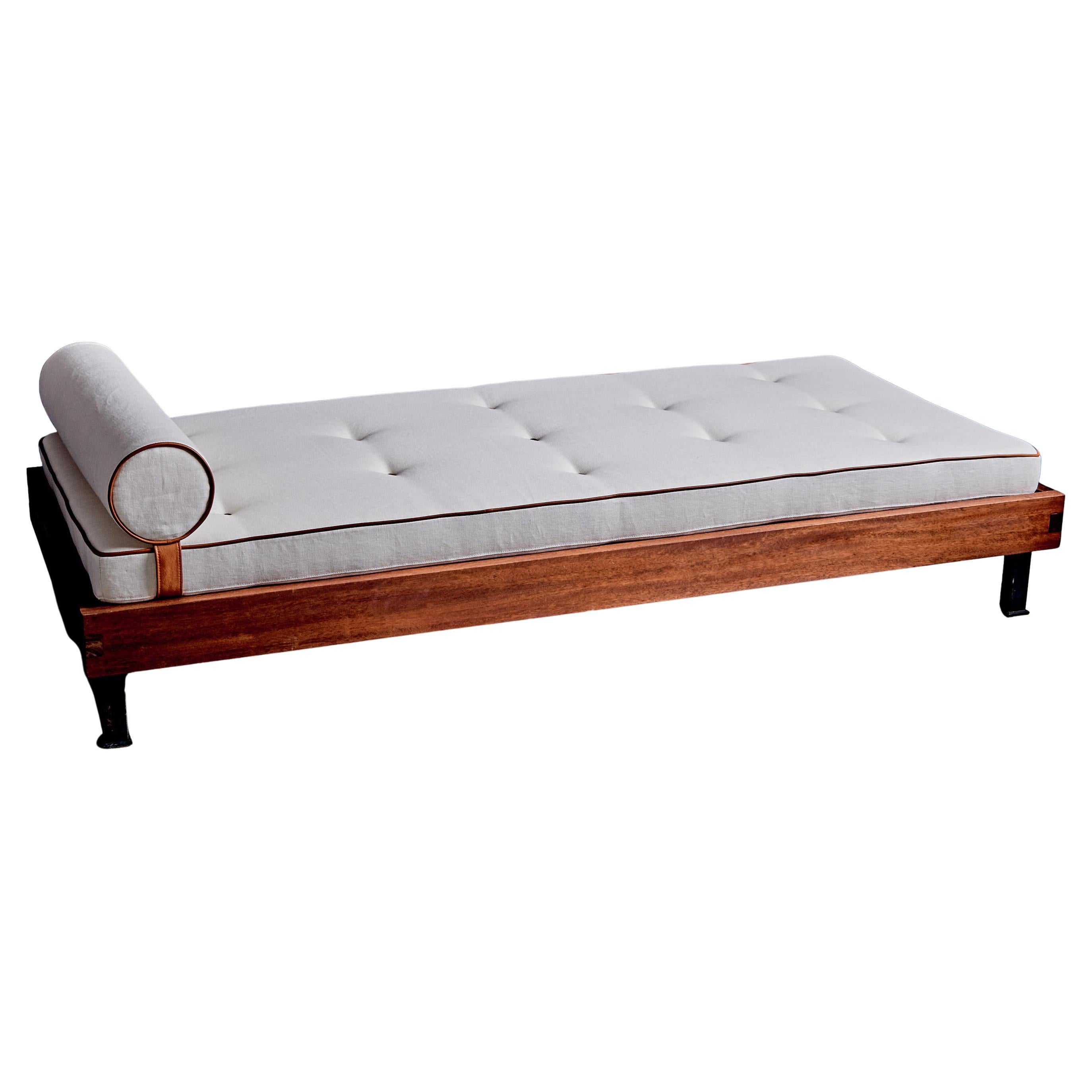 Cama de día con estructura de teca a la manera de Charlotte Perriand, Francia Años 50 en venta