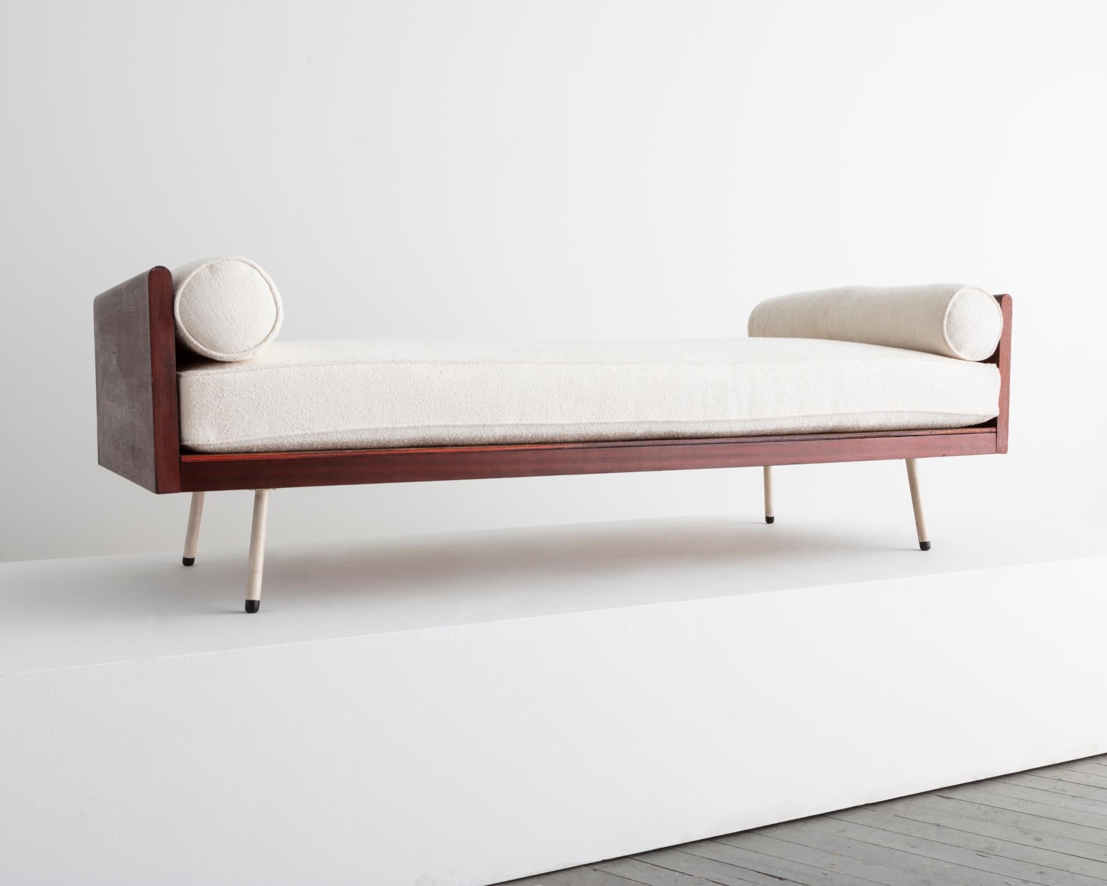 Cama de día con estructura de madera, patas de metal pintado y cojines tapizados. Diseñado por Joaquim Tenreiro para un encargo privado en Copacabana, Brasil, hacia 1950. Retapizado por Jouffre con tela 