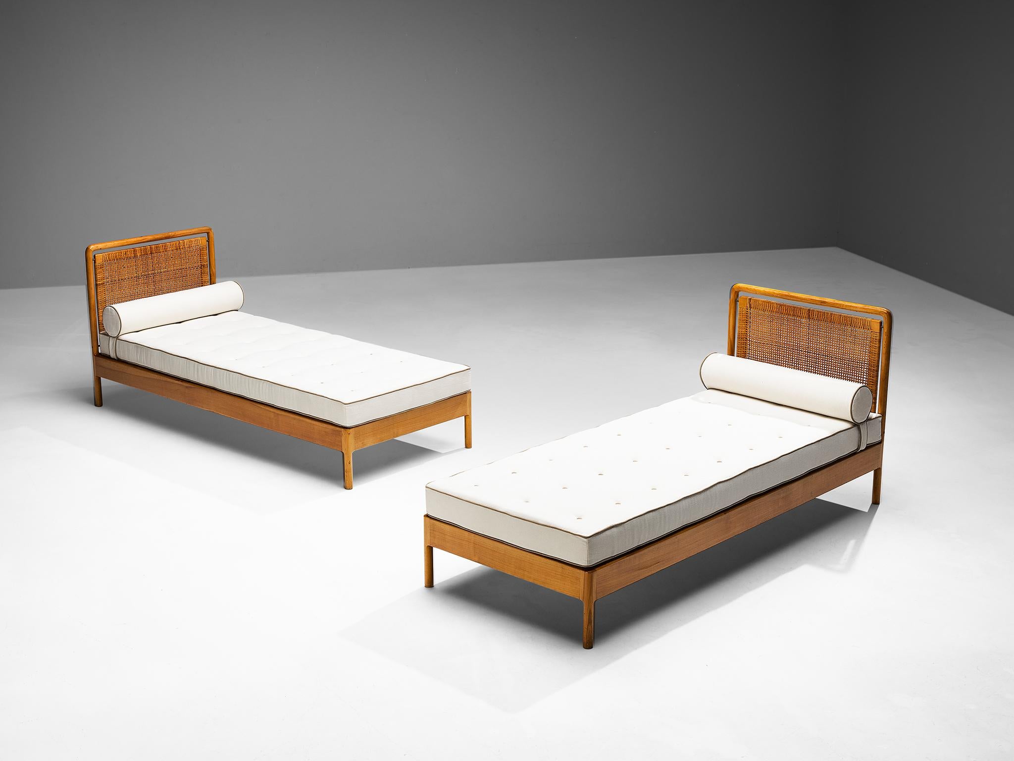 Liegestühle, Ulme, Schilfrohr, Skandinavien, 1950er Jahre.

Ein einfaches und minimalistisches Bettpaar, das in den 1950er Jahren in Skandinavien entworfen wurde. Die Konstruktion basiert auf klaren Linien und kantigen Formen. Sein schlichtes und