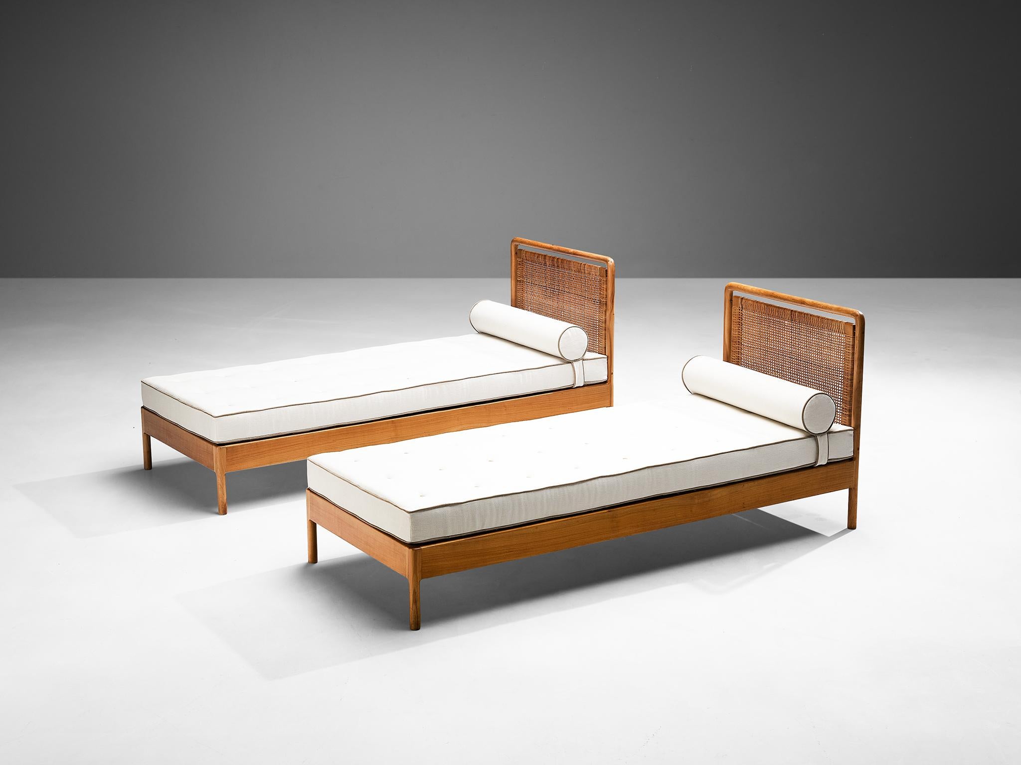 Daybeds in Elm with Wicker Headboards  For Sale 2