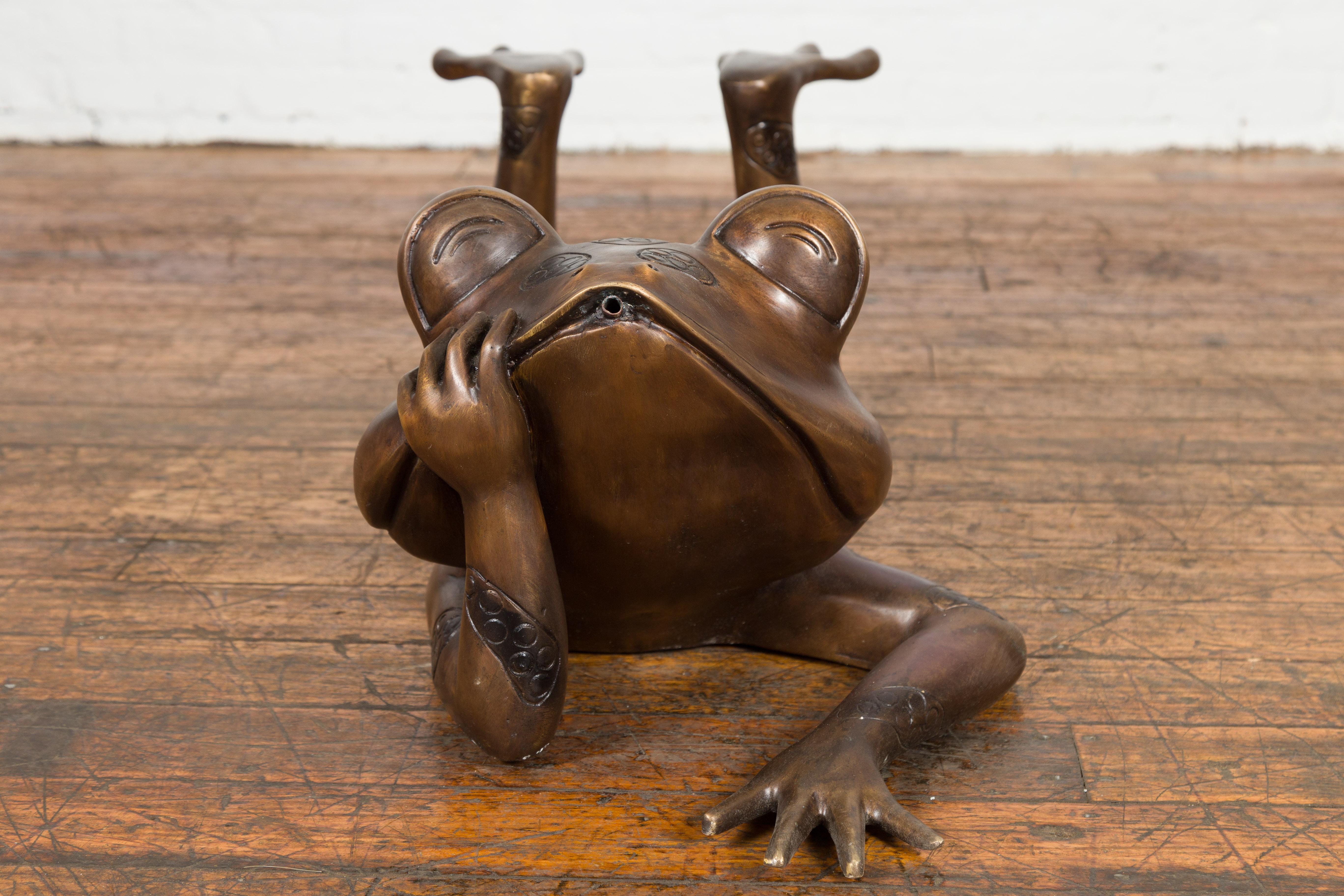 Grenouille rêveuse Sculpture en bronze à patine dorée, tubée comme une fontaine en vente 6