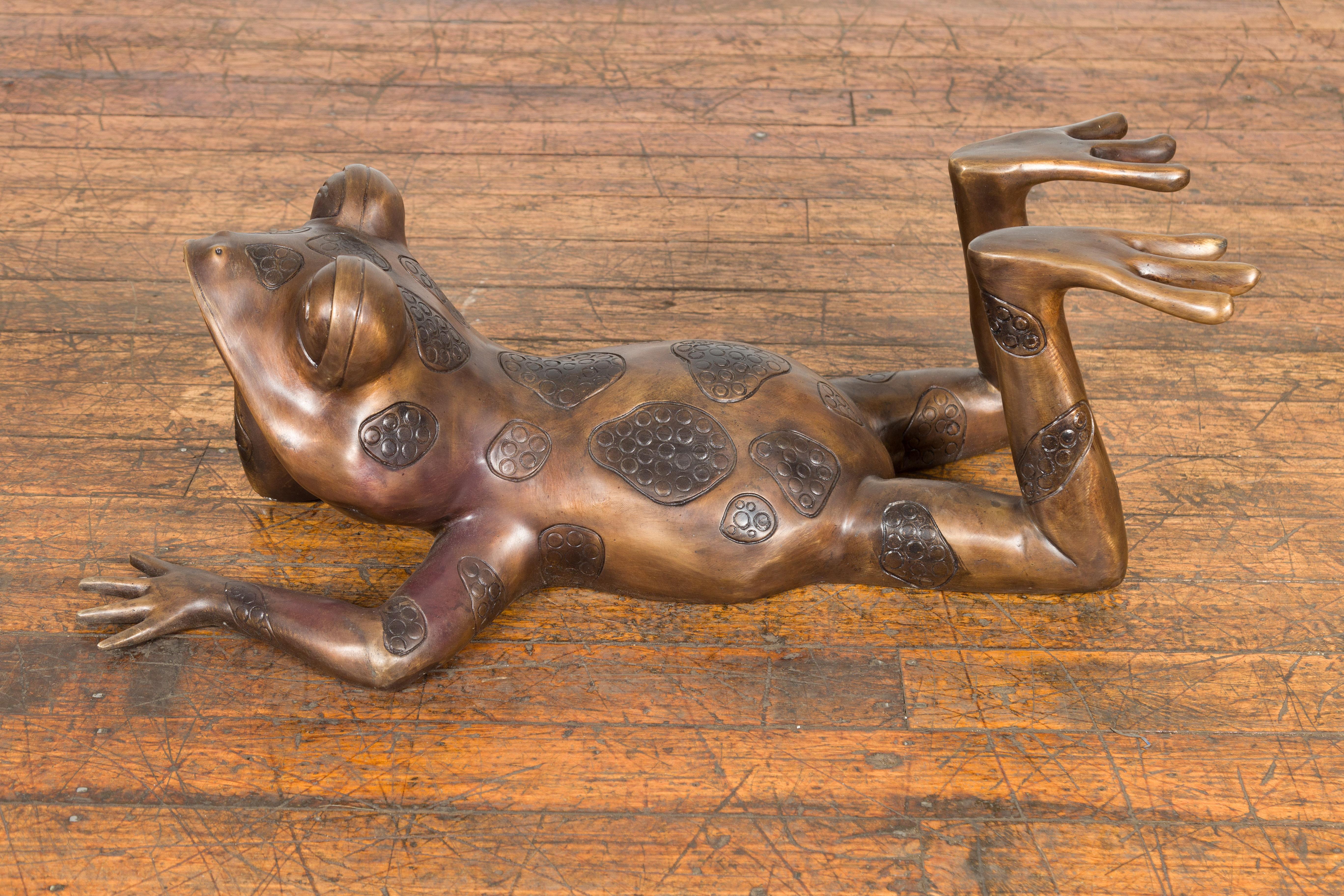 Grenouille rêveuse Sculpture en bronze à patine dorée, tubée comme une fontaine en vente 8