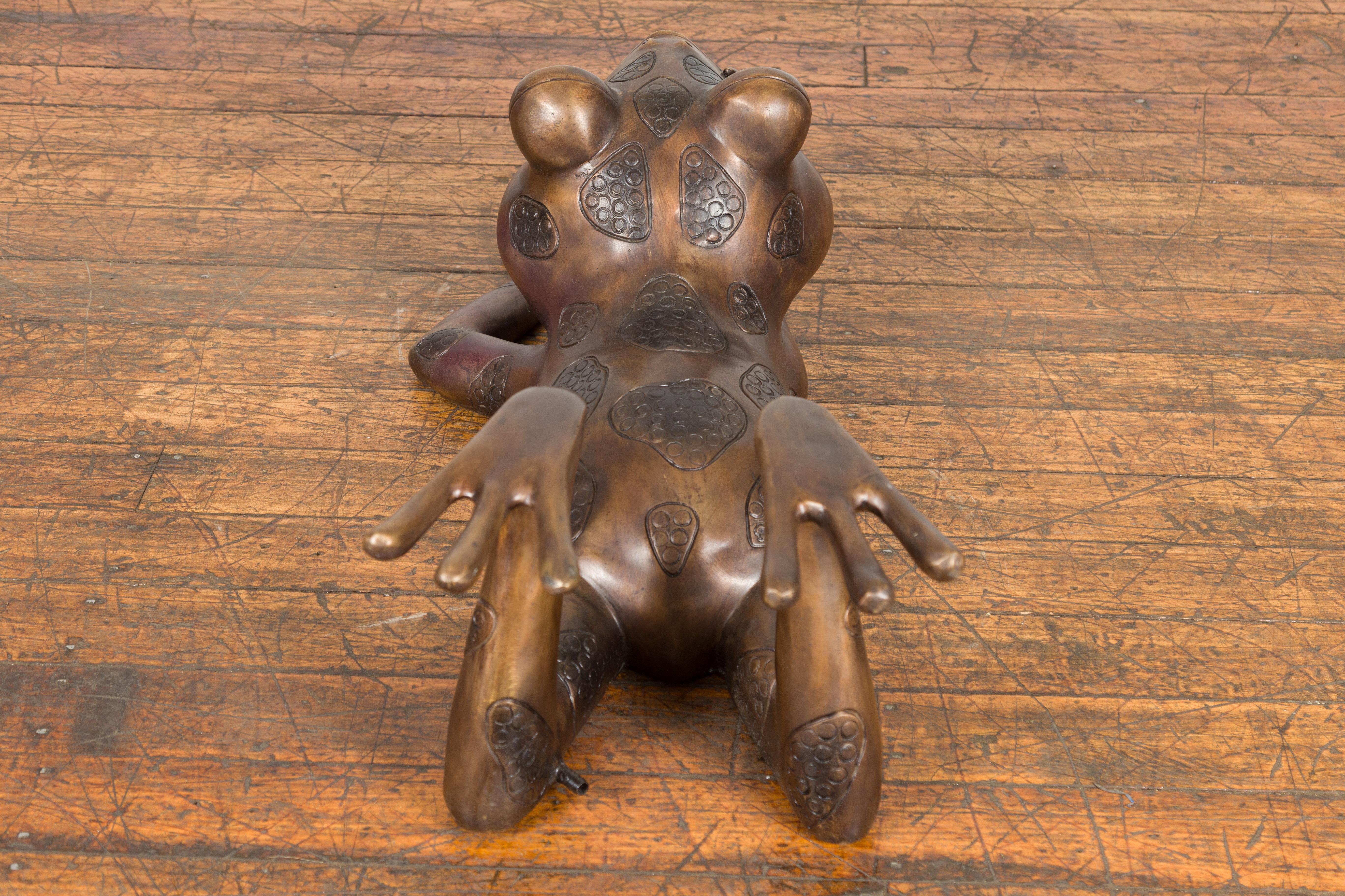 Grenouille rêveuse Sculpture en bronze à patine dorée, tubée comme une fontaine en vente 9