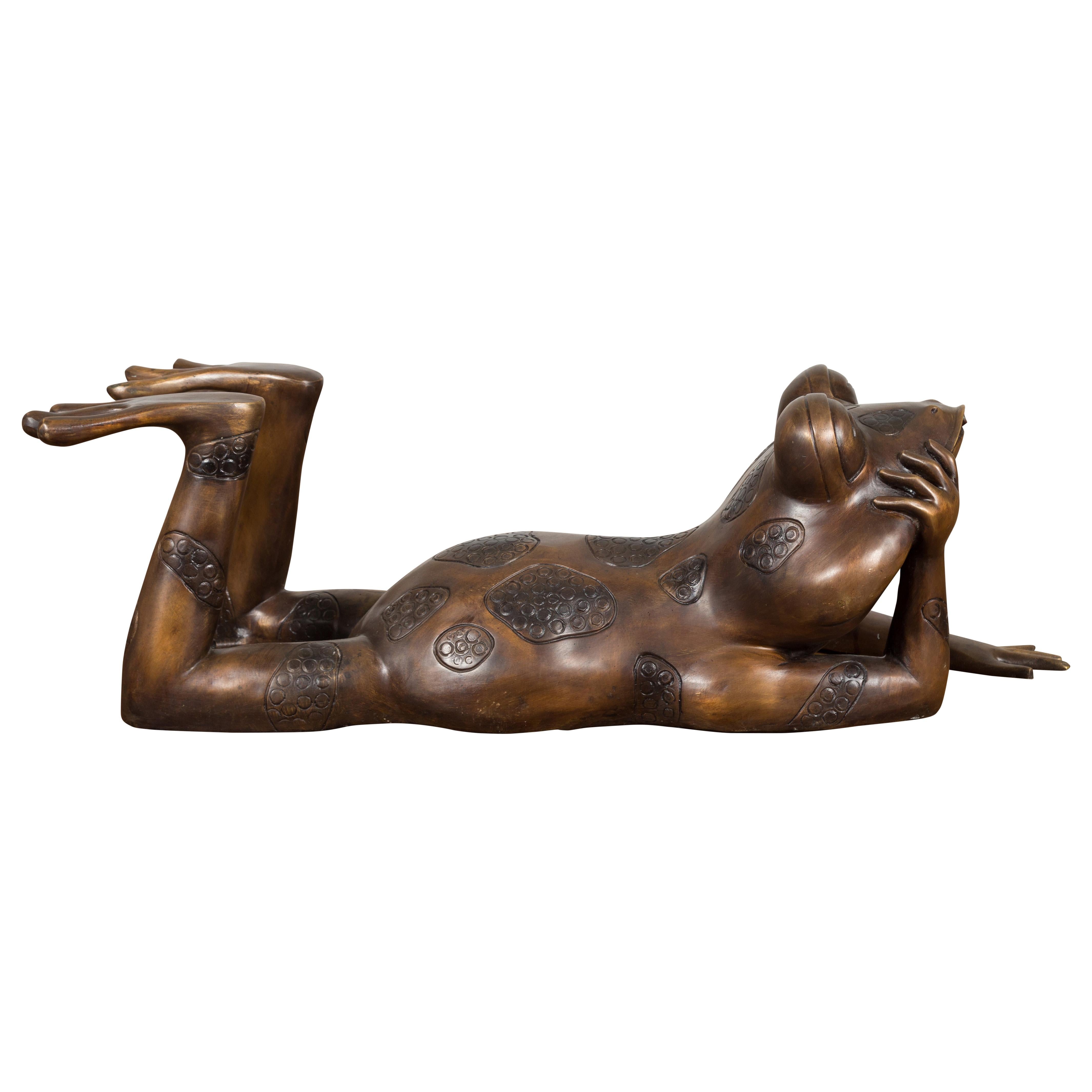 Grenouille rêveuse Sculpture en bronze à patine dorée, tubée comme une fontaine en vente 11