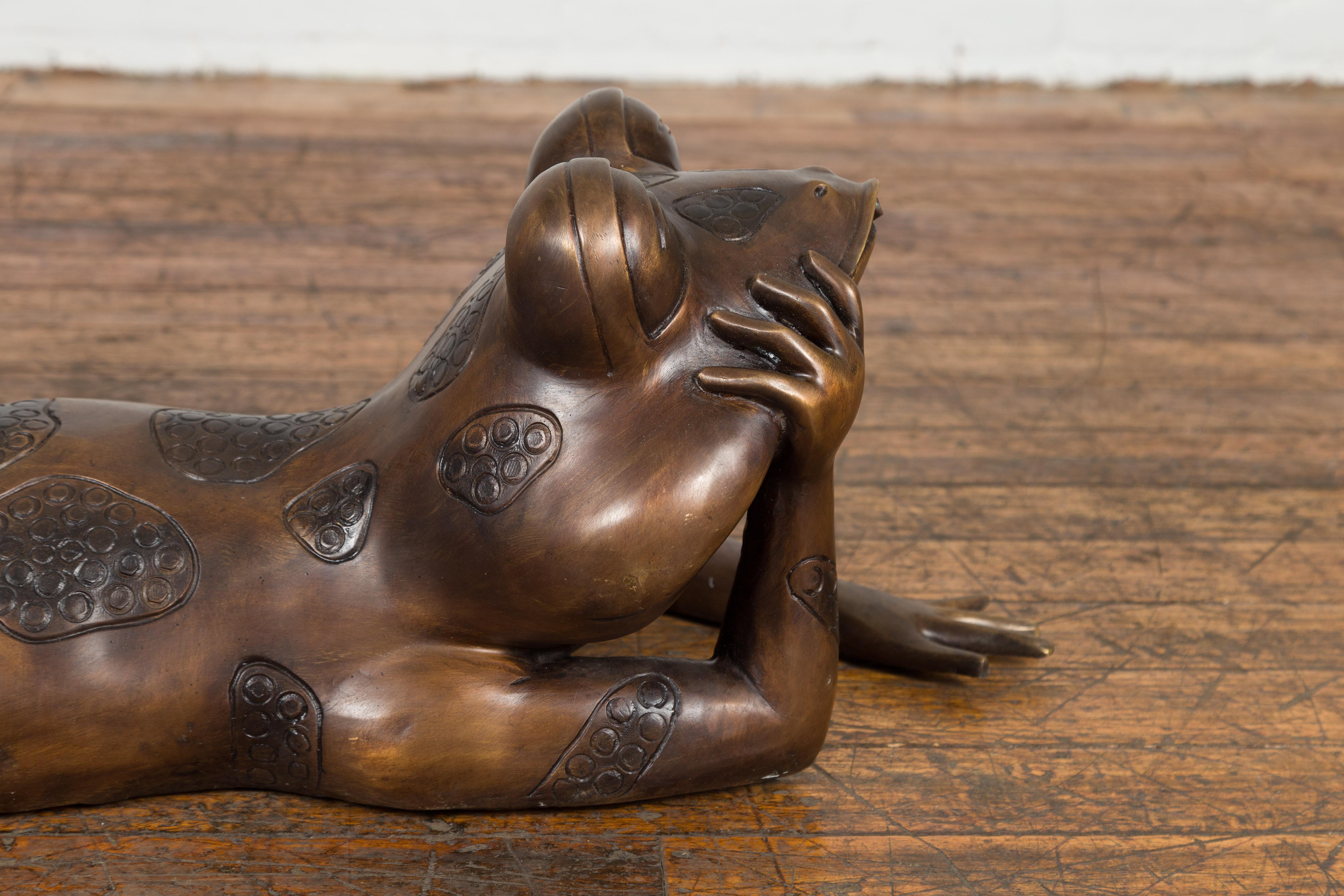 Grenouille rêveuse Sculpture en bronze à patine dorée, tubée comme une fontaine Neuf - En vente à Yonkers, NY