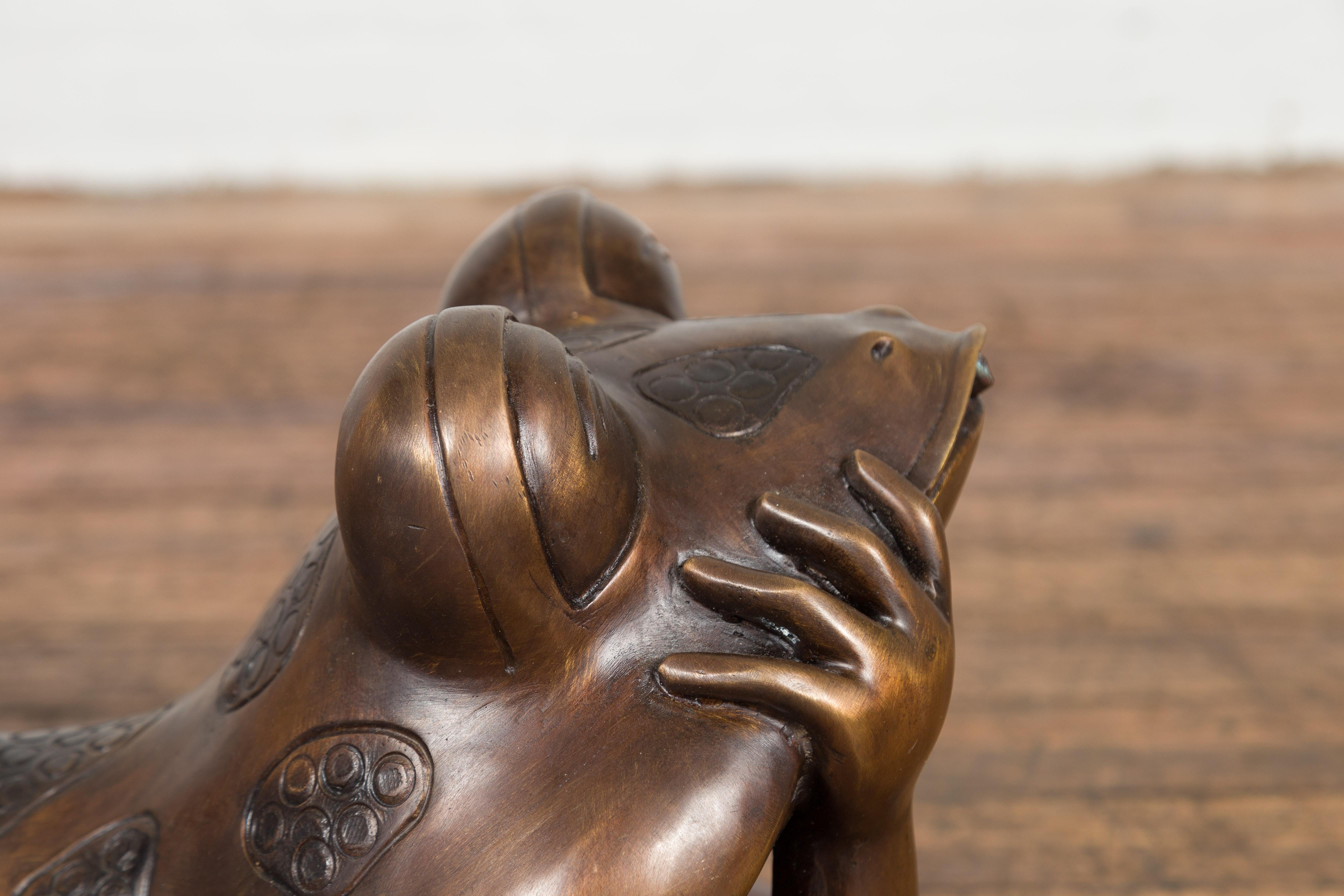 Grenouille rêveuse Sculpture en bronze à patine dorée, tubée comme une fontaine en vente 1