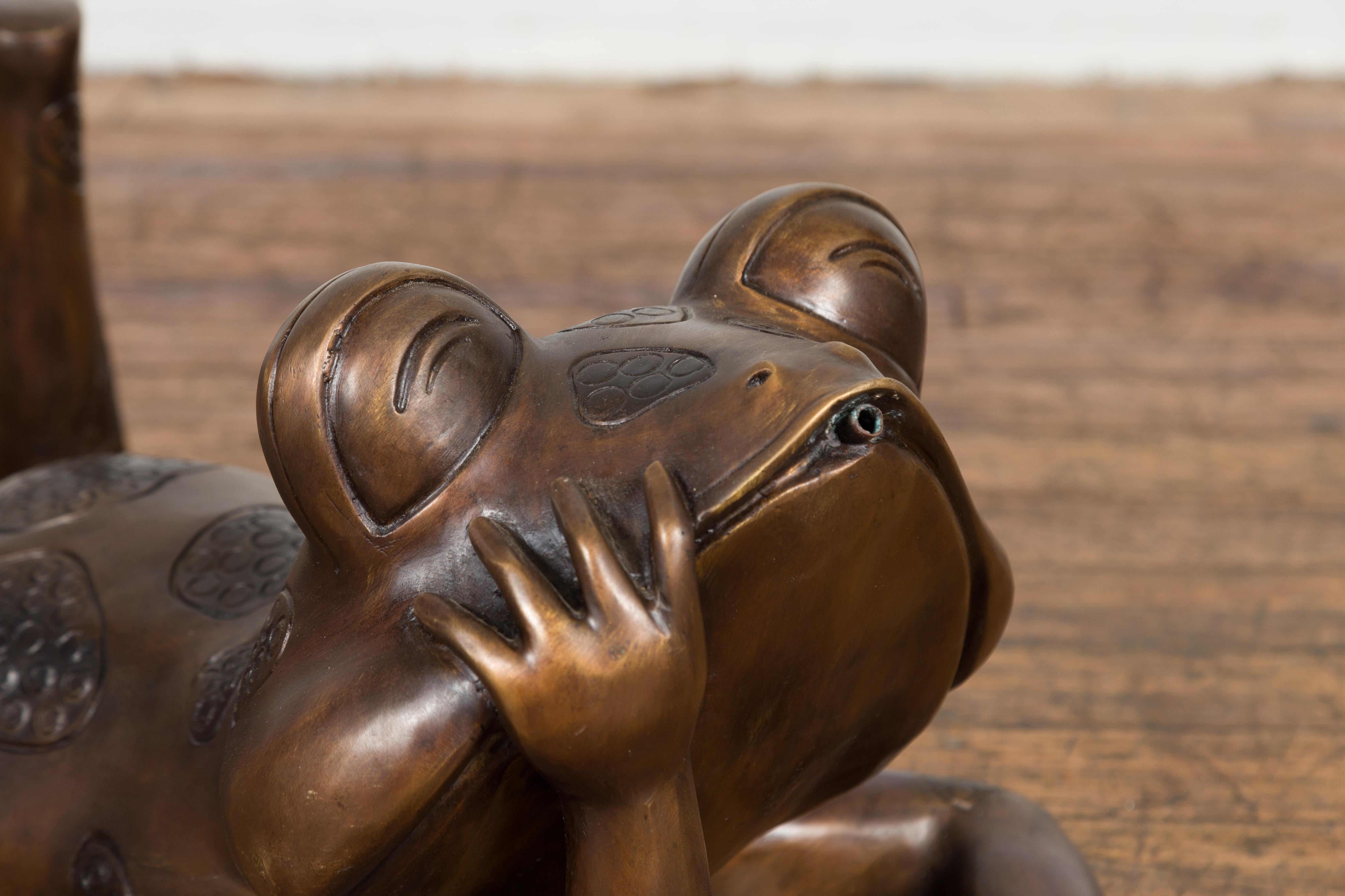 Grenouille rêveuse Sculpture en bronze à patine dorée, tubée comme une fontaine en vente 2