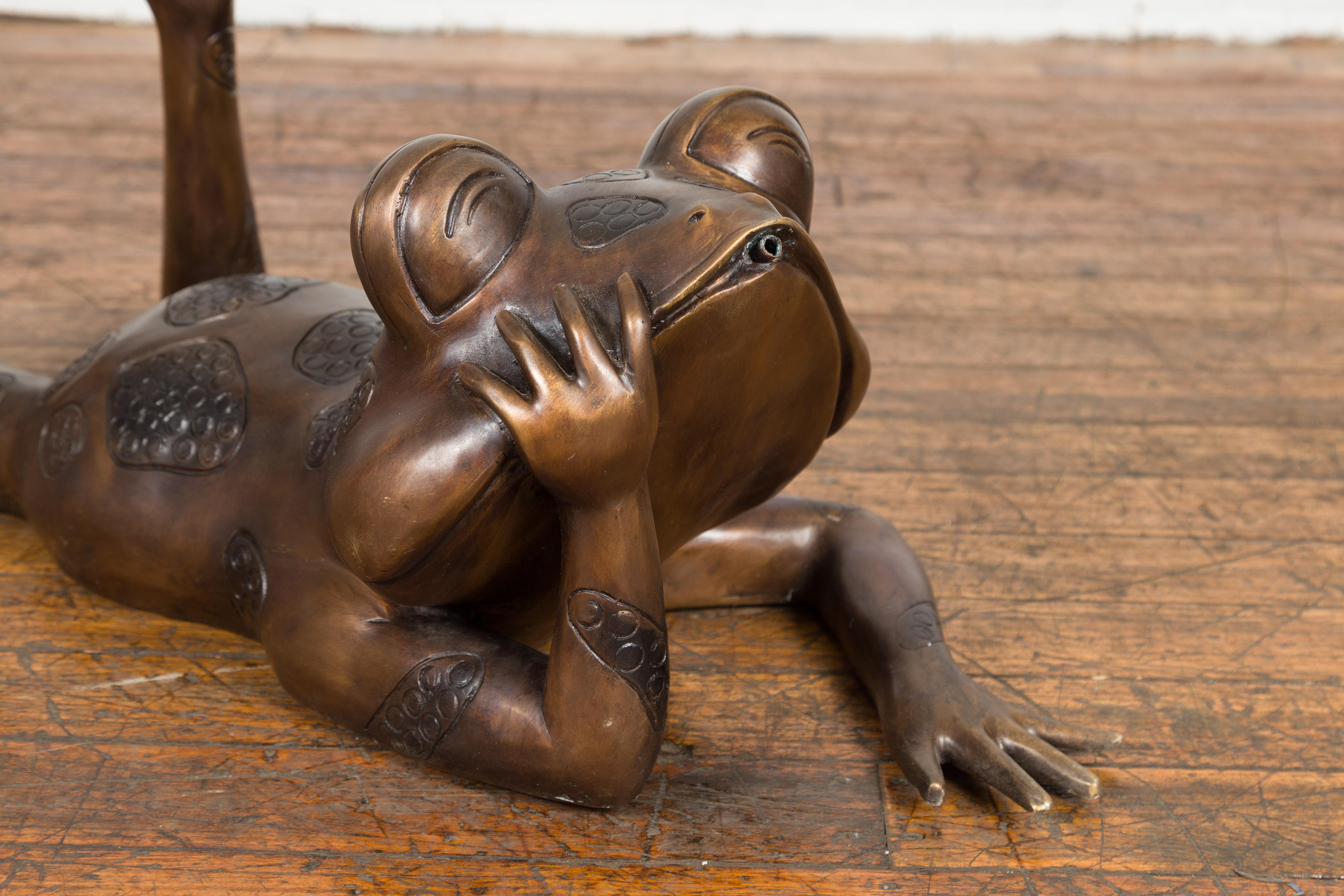 Grenouille rêveuse Sculpture en bronze à patine dorée, tubée comme une fontaine en vente 3