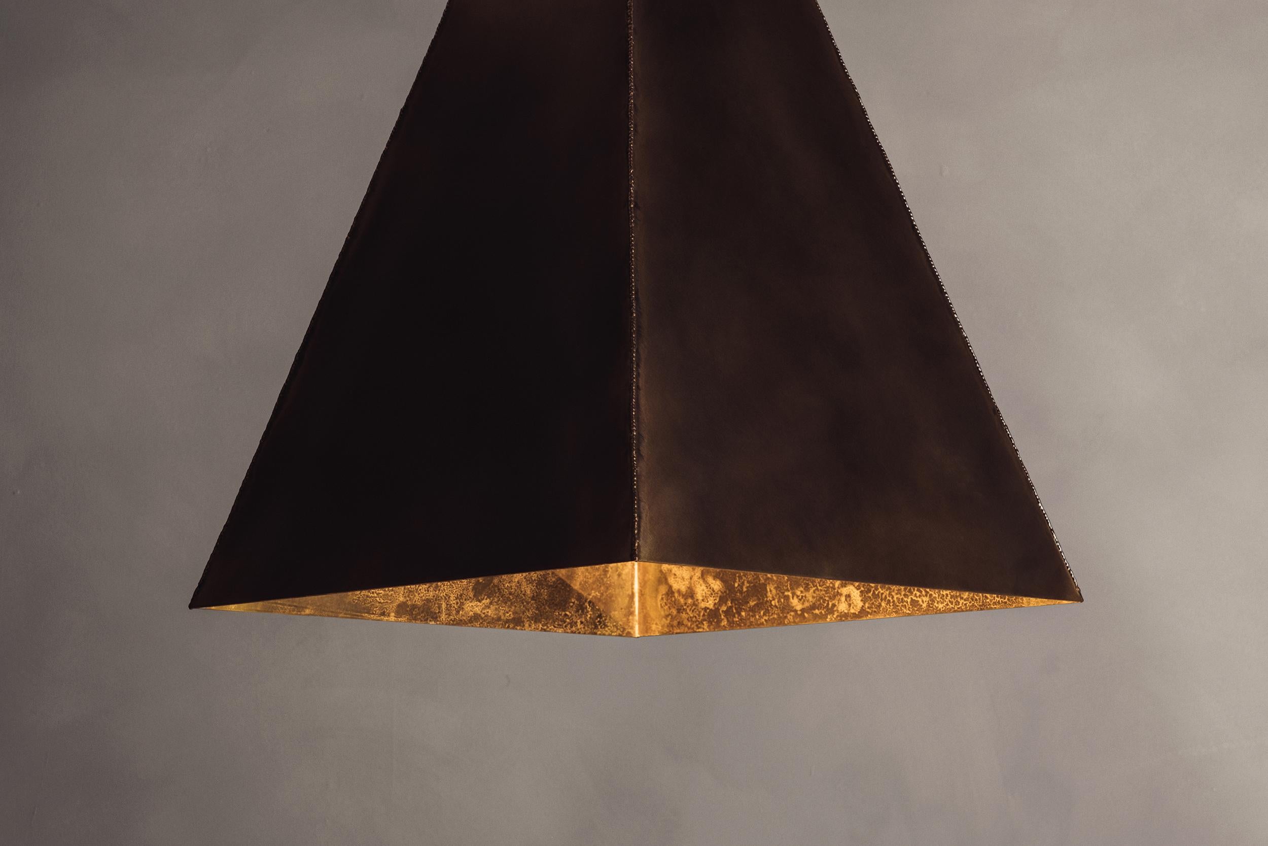 Britannique Pendentif Daymark - Moyen - Laiton patiné - Made in Britain en vente