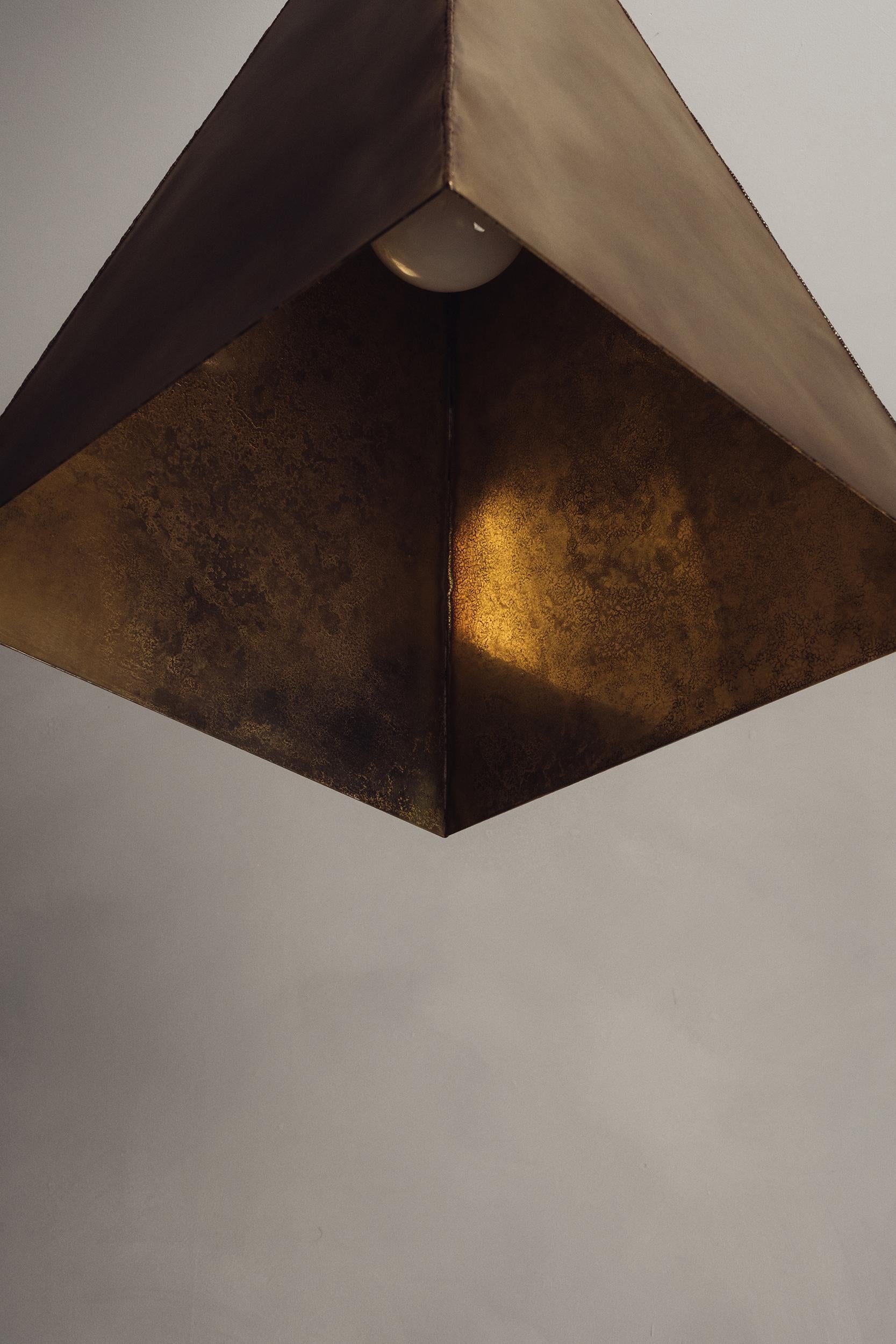 XXIe siècle et contemporain Pendentif Daymark - Moyen - Laiton patiné - Made in Britain en vente