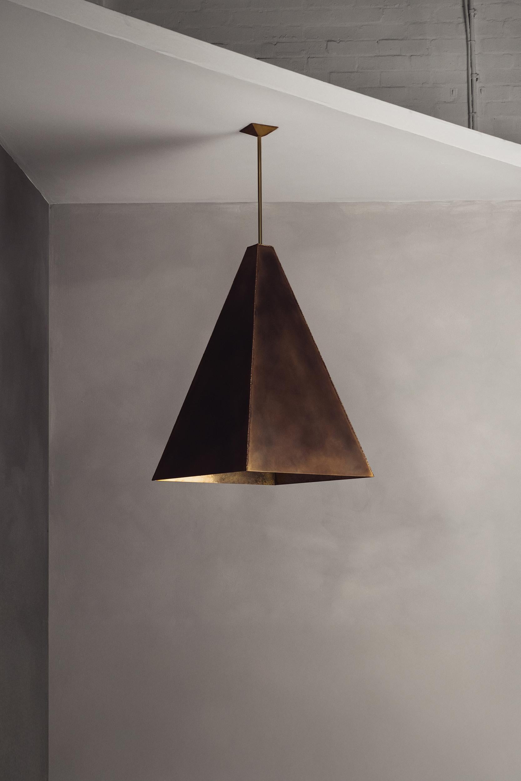 Moderno Ciondolo Daymark - Piccolo - Ottone patinato - Made in Britain in vendita