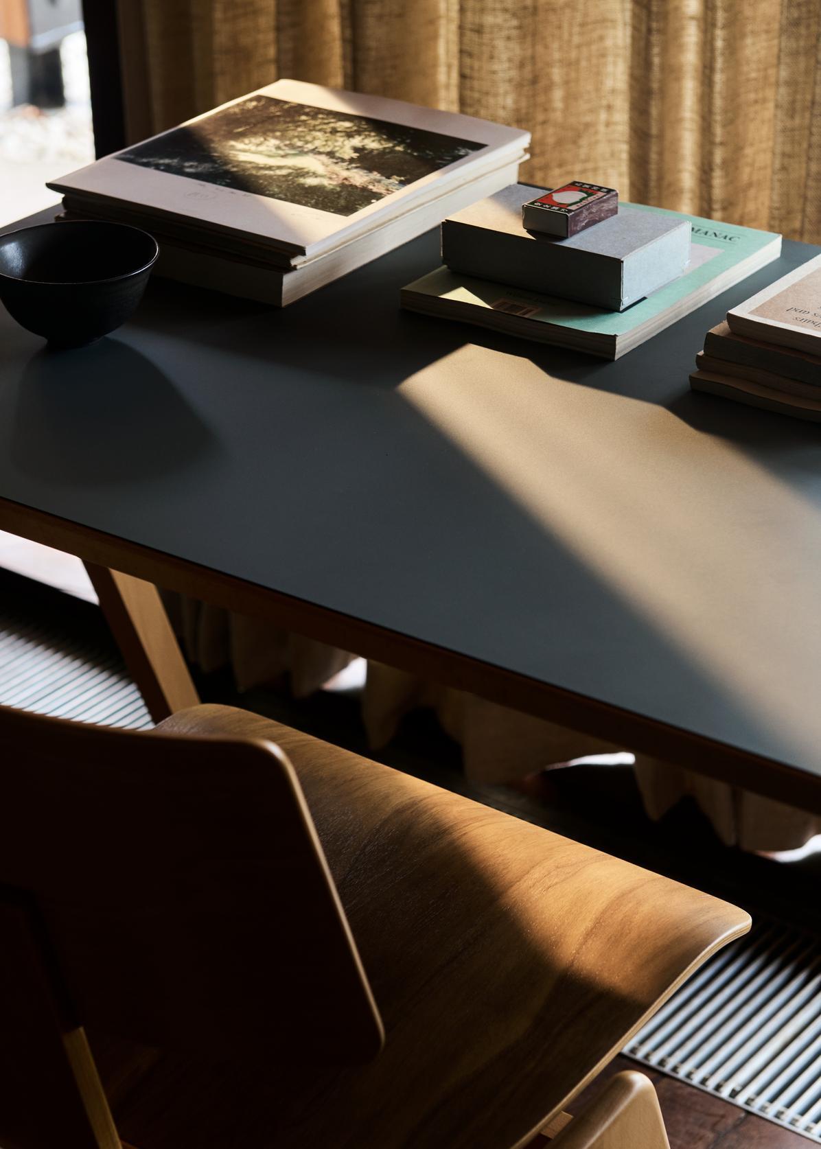 Der 1951 entworfene Daystak-Tisch ist ein Beispiel für Robin Days akribische Liebe zum Detail und die Wertschätzung des Materials, das er verwendet. Mit denselben markanten, A-förmigen Beinen wie der Daystak Side Chair und der Daystak Desk bildet