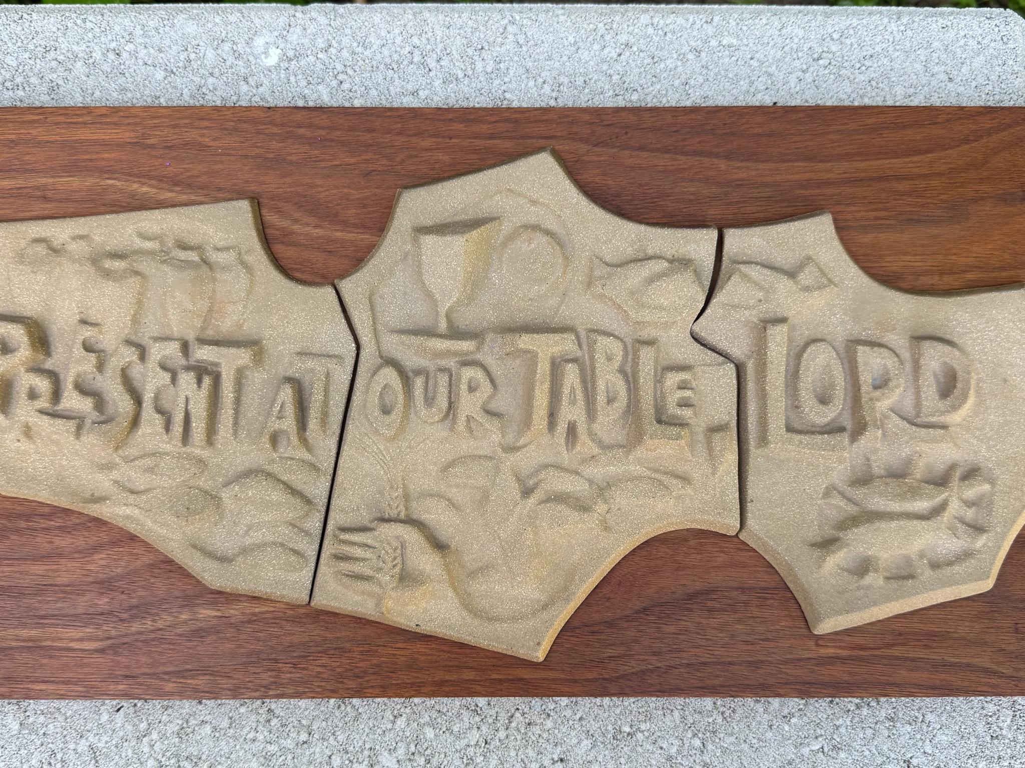 Daystar Wandtafel aus gegossenem Stein und Nussbaumholz für christliche Gebete, ca. 1965 im Angebot 3
