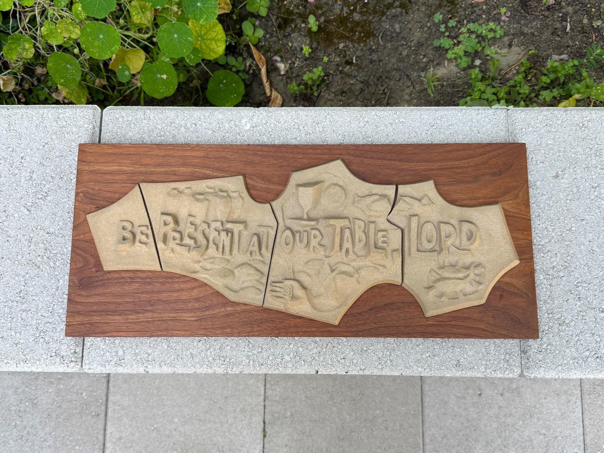 Daystar Wandtafel aus gegossenem Stein und Nussbaumholz für christliche Gebete, ca. 1965 im Angebot 4