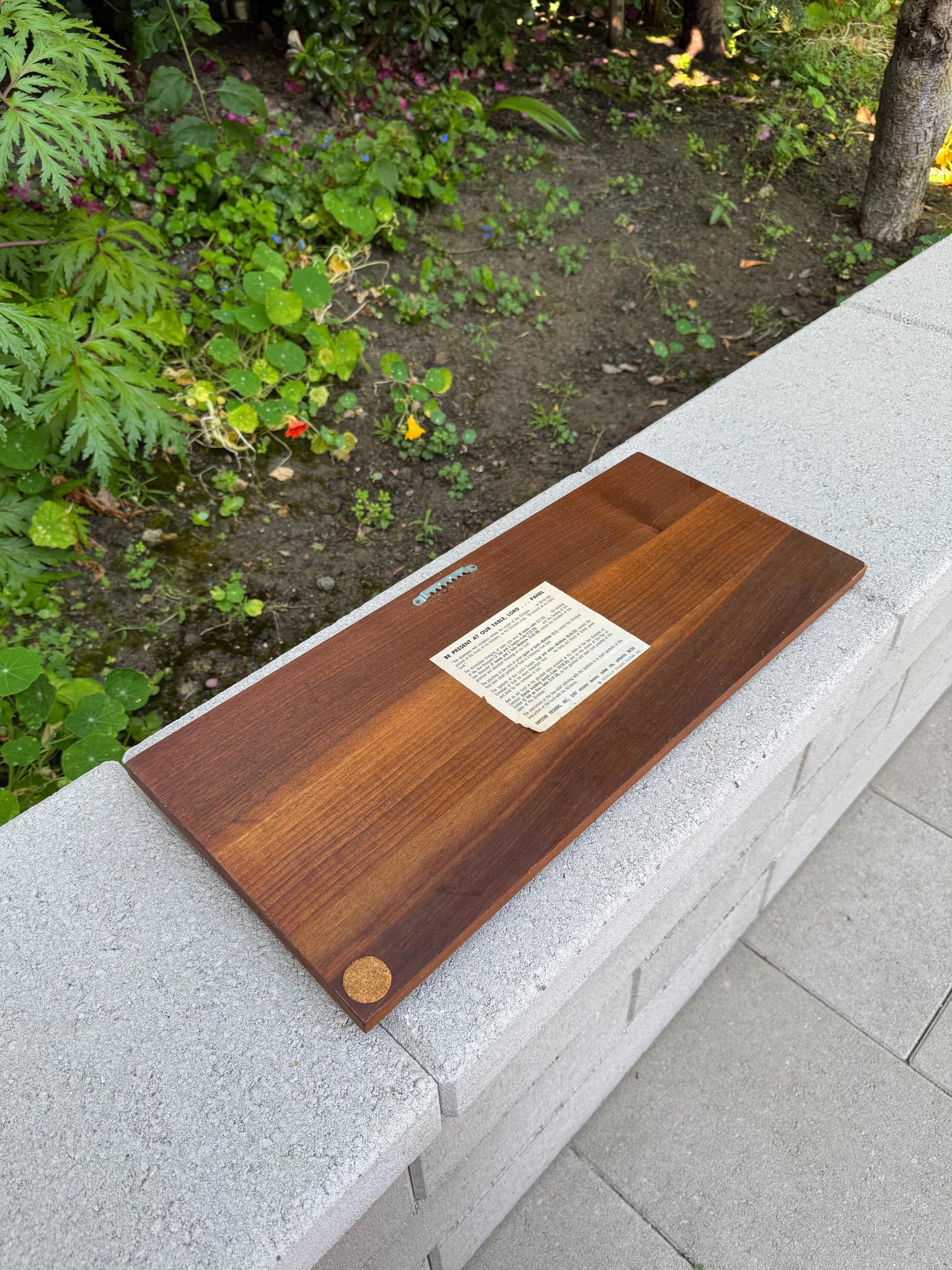 Daystar Wandtafel aus gegossenem Stein und Nussbaumholz für christliche Gebete, ca. 1965 im Angebot 5