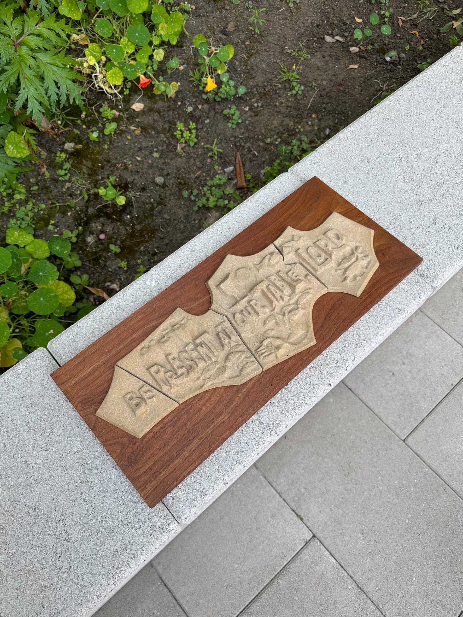 Daystar Wandtafel aus gegossenem Stein und Nussbaumholz für christliche Gebete, ca. 1965. 