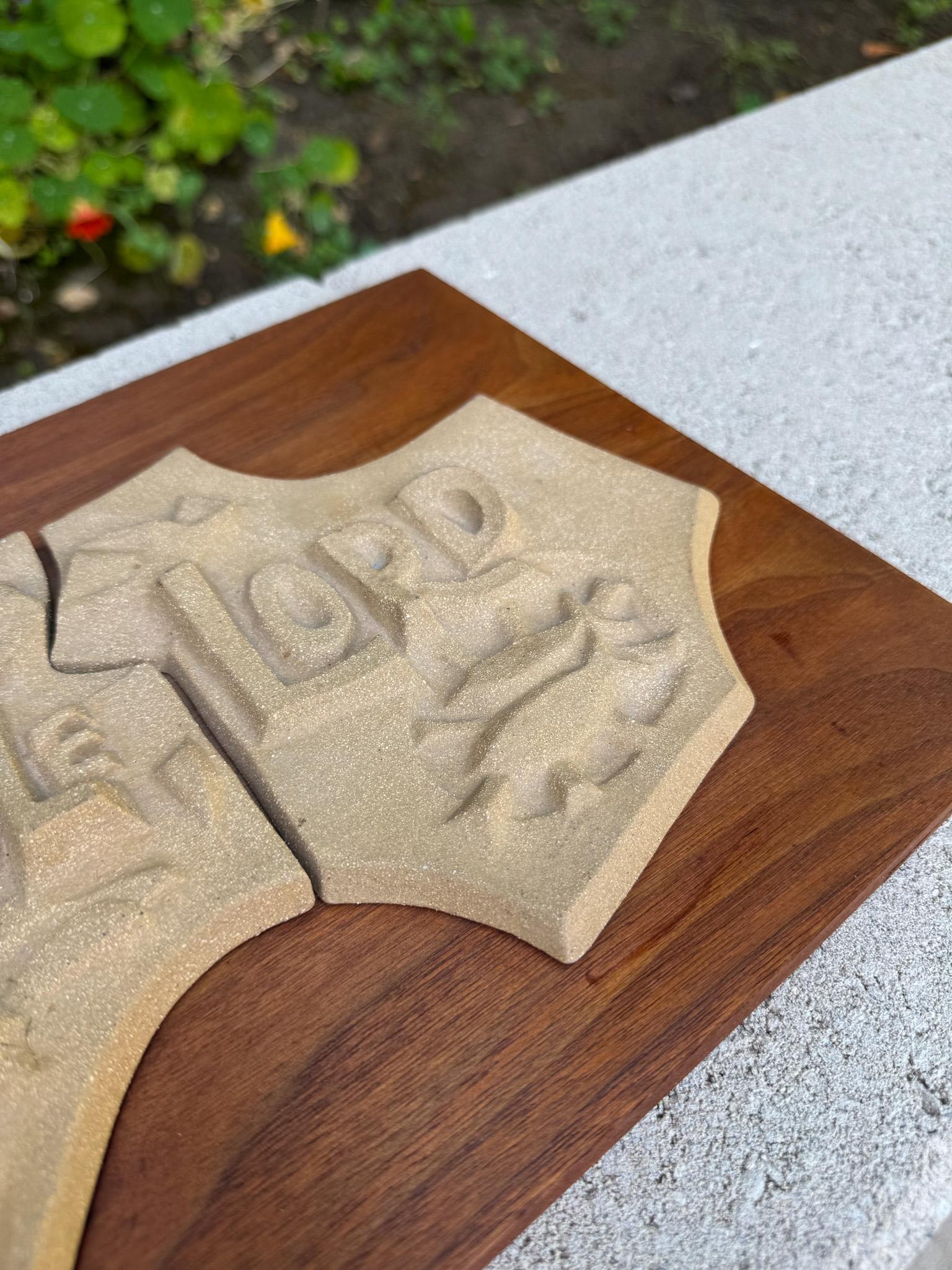 Daystar Wandtafel aus gegossenem Stein und Nussbaumholz für christliche Gebete, ca. 1965 (Moderne der Mitte des Jahrhunderts) im Angebot