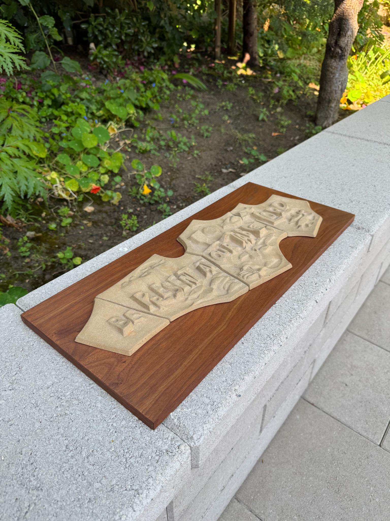 Daystar Wandtafel aus gegossenem Stein und Nussbaumholz für christliche Gebete, ca. 1965 (amerikanisch) im Angebot
