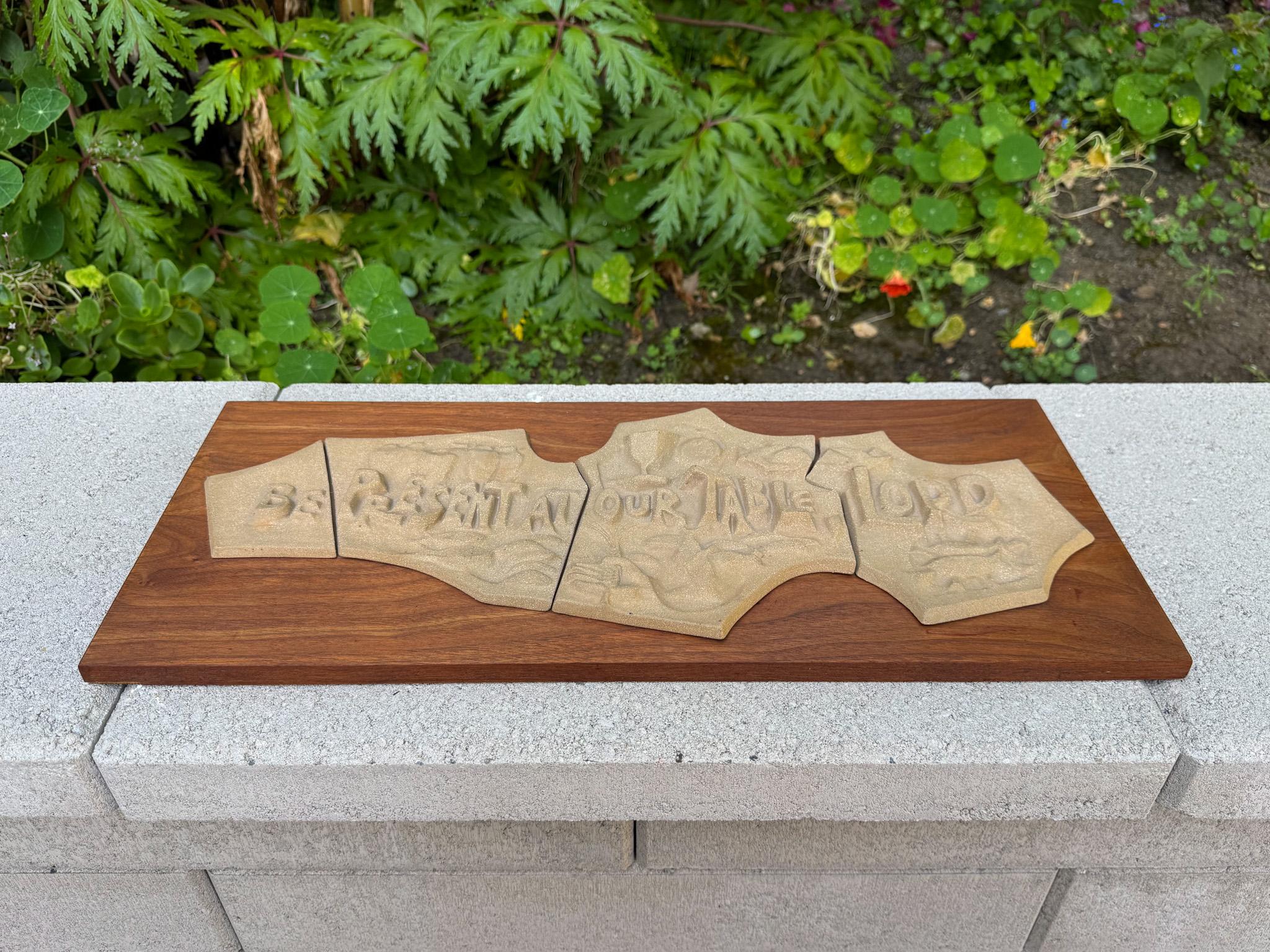 Daystar Wandtafel aus gegossenem Stein und Nussbaumholz für christliche Gebete, ca. 1965 im Zustand „Gut“ im Angebot in San Juan Capistrano, CA