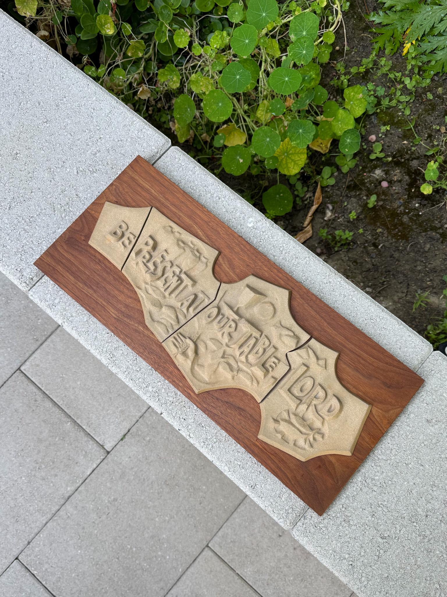 Daystar Wandtafel aus gegossenem Stein und Nussbaumholz für christliche Gebete, ca. 1965 (20. Jahrhundert) im Angebot