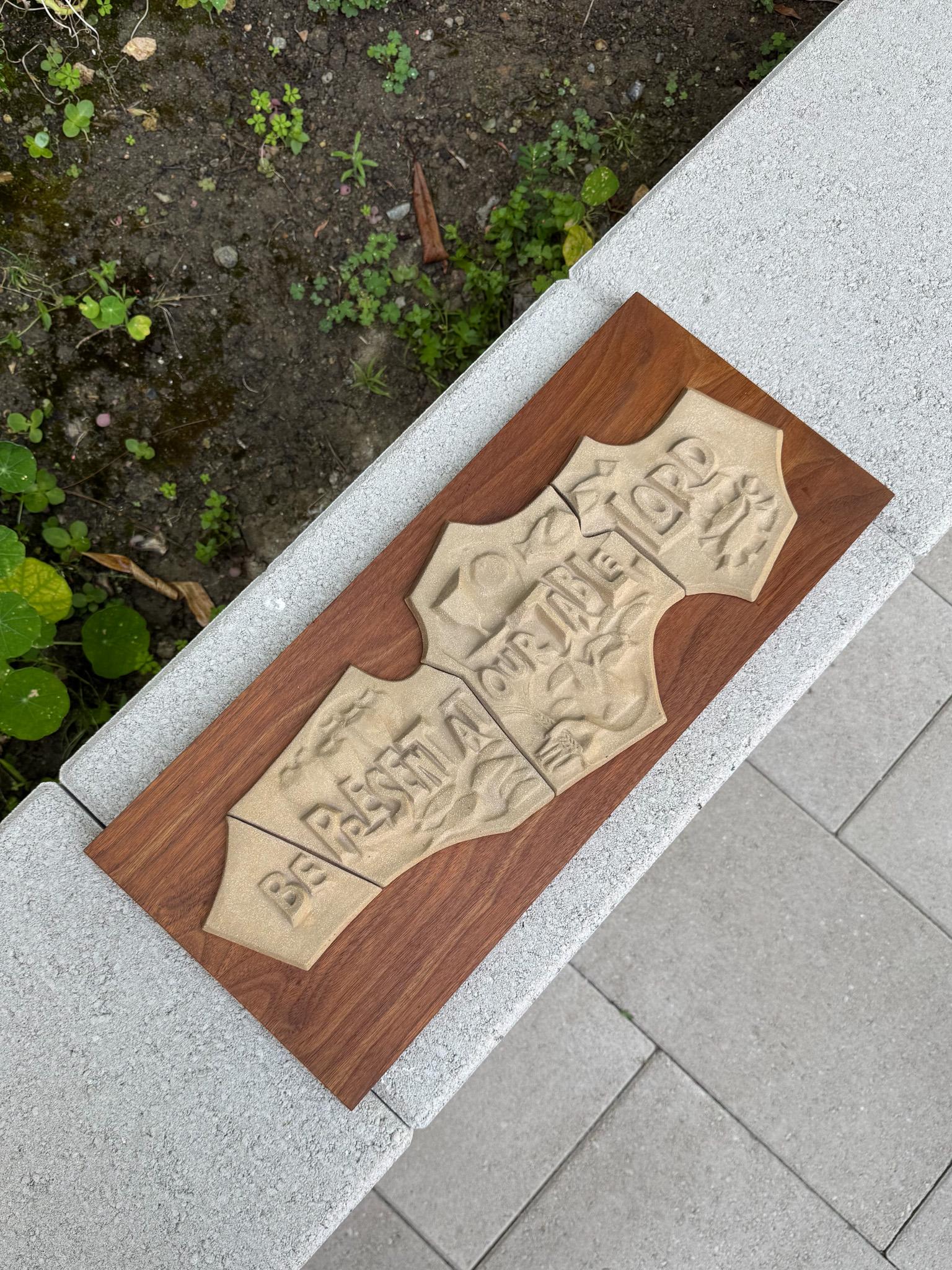 Daystar Wandtafel aus gegossenem Stein und Nussbaumholz für christliche Gebete, ca. 1965 (Kunststein) im Angebot