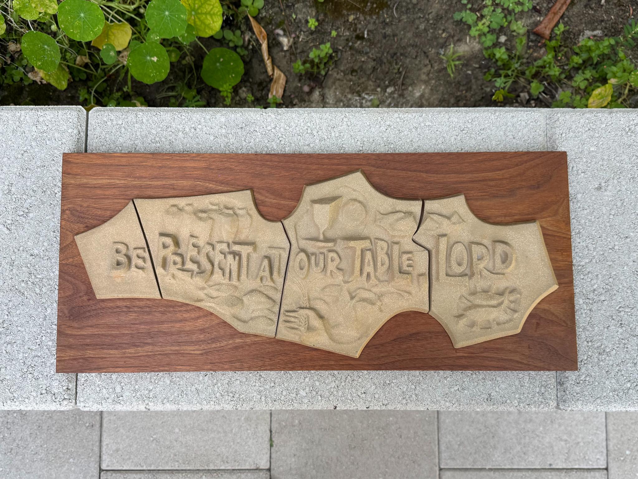 Daystar Wandtafel aus gegossenem Stein und Nussbaumholz für christliche Gebete, ca. 1965 im Angebot 1