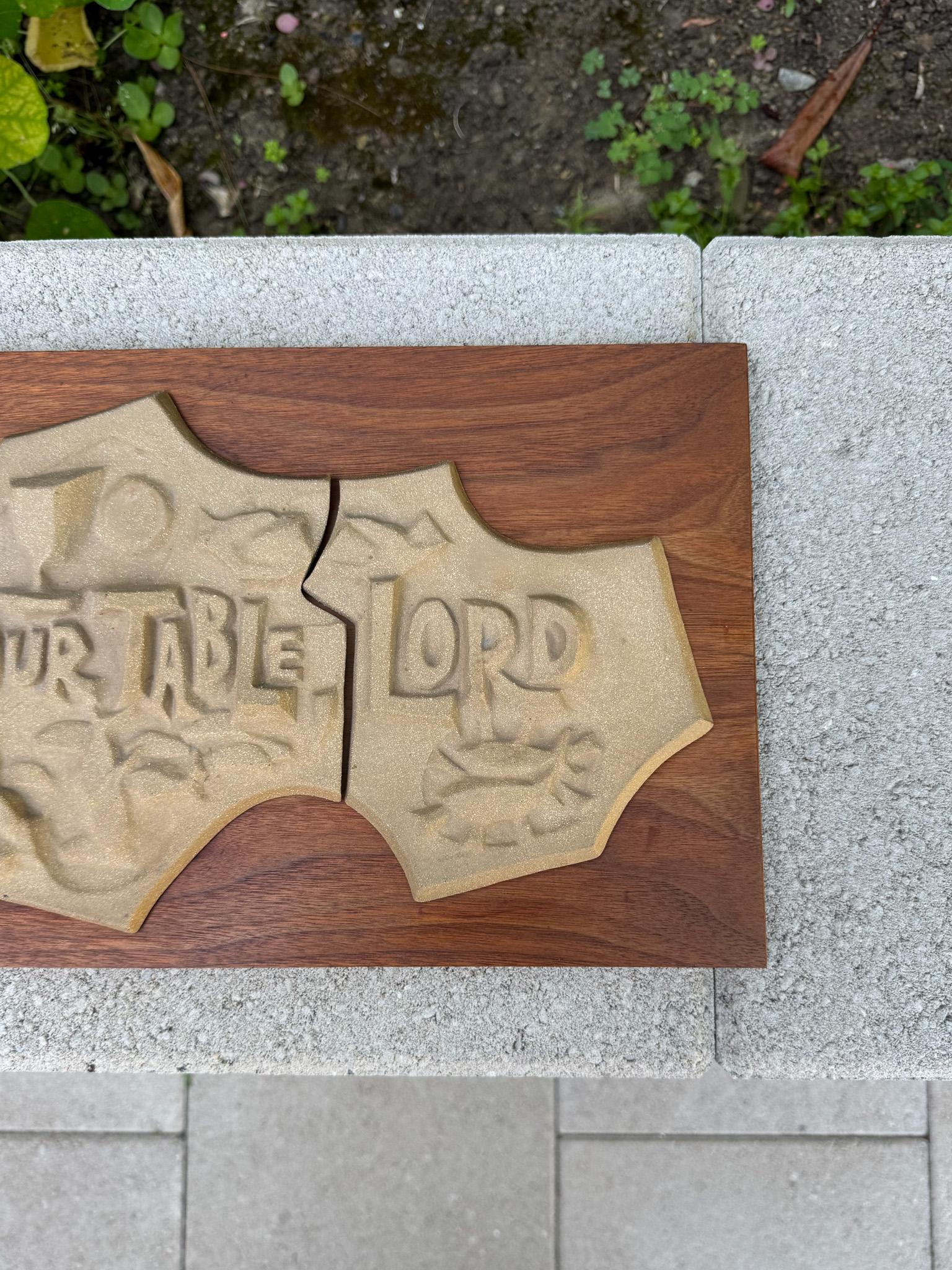 Daystar Wandtafel aus gegossenem Stein und Nussbaumholz für christliche Gebete, ca. 1965 im Angebot 2