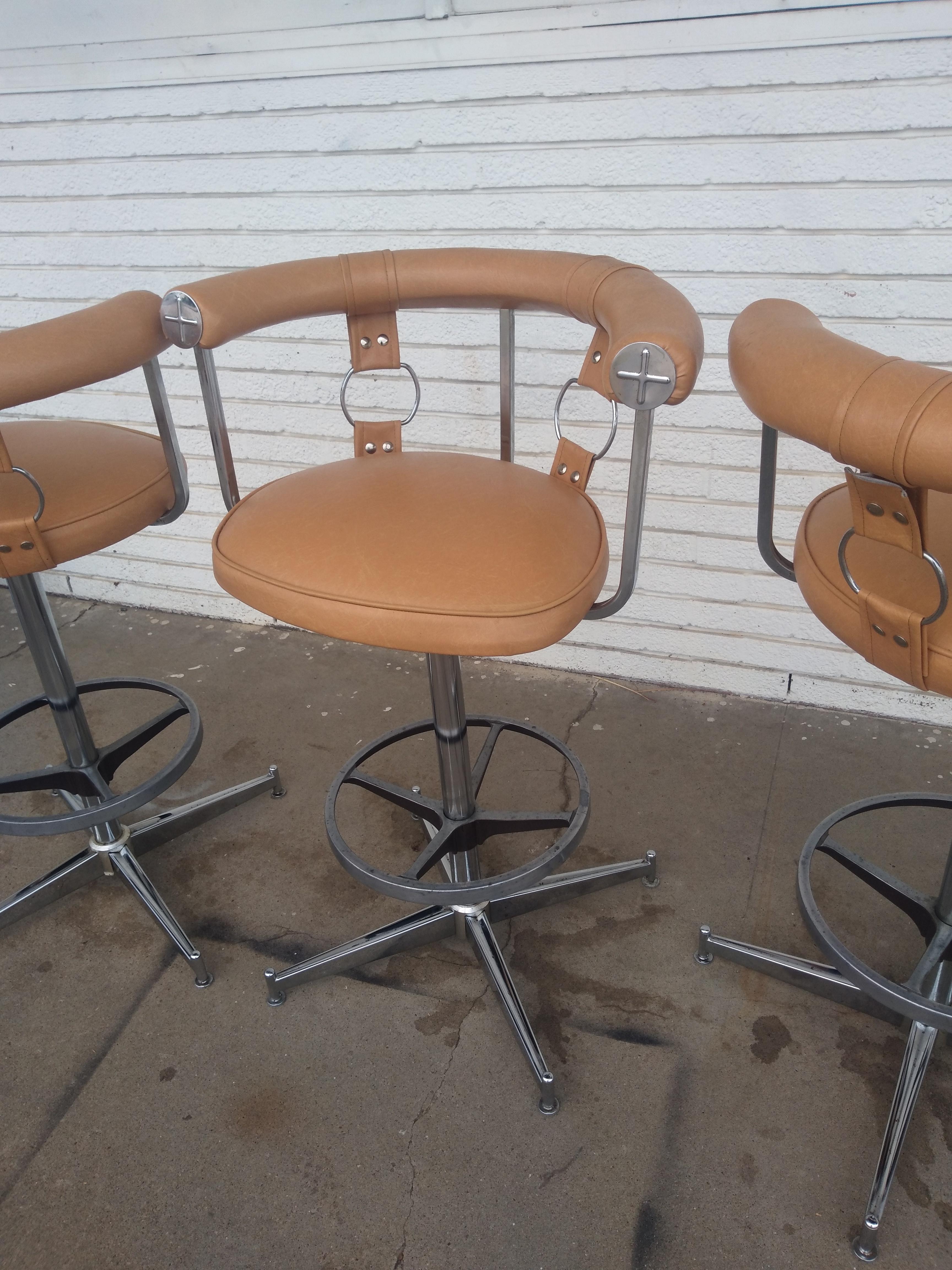 Daystrom Furniture ha iniziato a produrre mobili nel 1934. Si tratta di un set altamente desiderabile di 4 sgabelli da bar girevoli con poggiapiedi. Gli sgabelli sono cromati e hanno un bel tessuto in ecopelle.

