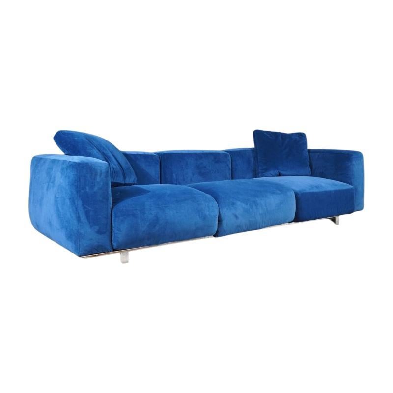 Diseñado por Giuseppe Bavuso para Alivar en 2019, este sofá de terciopelo azul ofrece un lujoso confort con un diseño moderno. La tapicería de terciopelo de alta calidad y la elegante estructura metálica la hacen perfecta para salones