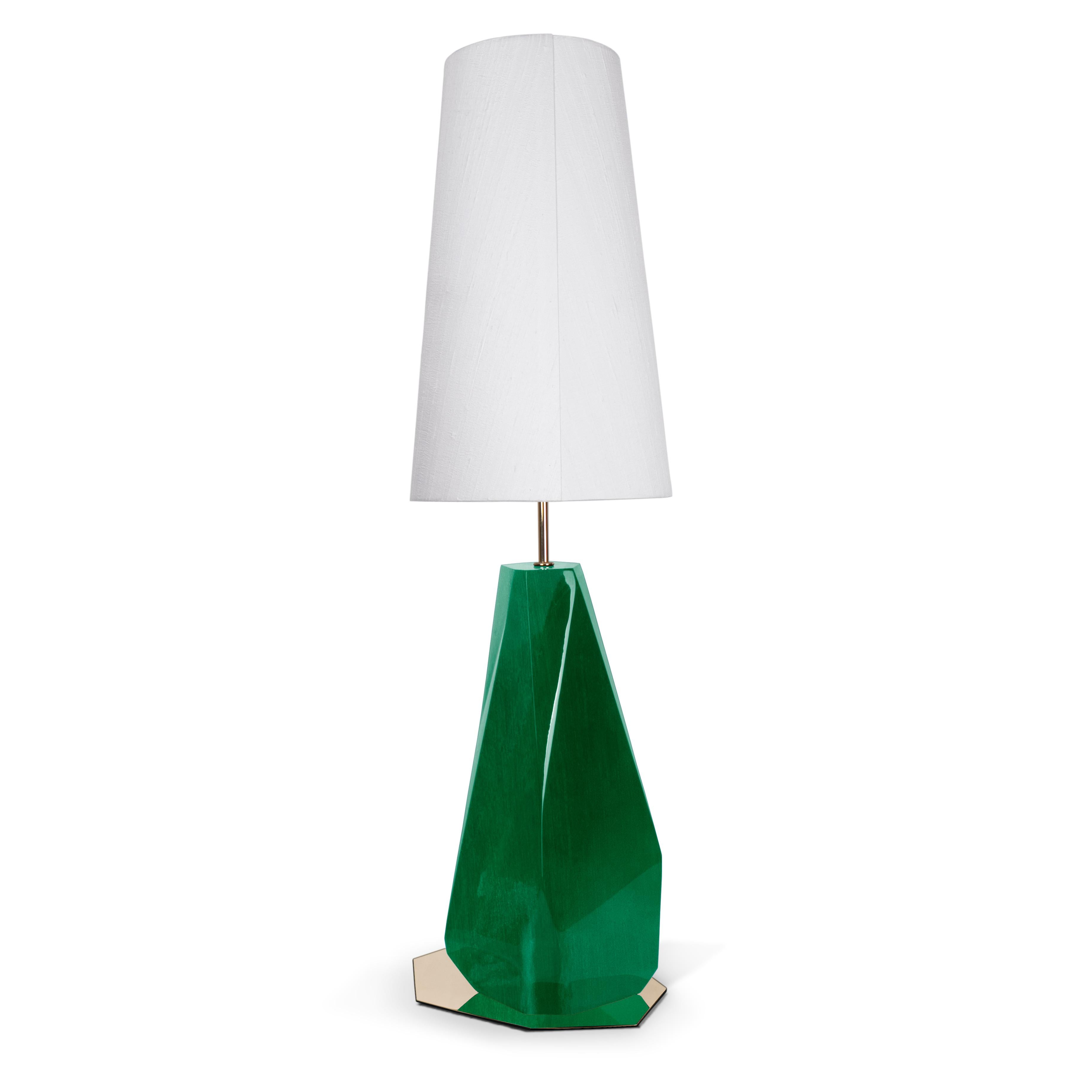 Table Lamp Daytona High Green with a fiberglass base 
structure with silver leaf covered with translucent lacquered 
finish. Base plate in polished stainless steel in gold finish.
Including a white silk shade. 1 bulb, lamp hokder type E27,
max, 40