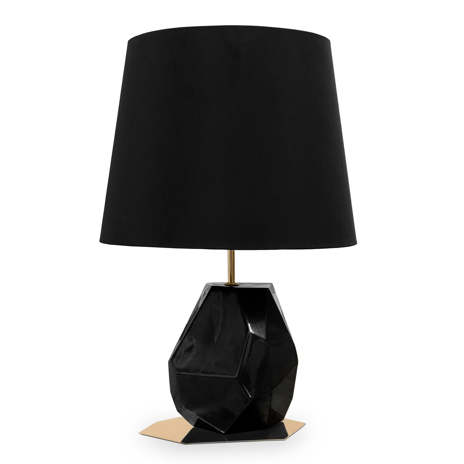 Lampada da tavolo Daytona Medium Black con base in vetroresina 
struttura con foglia d'argento ricoperta di laccatura traslucida 
finitura. Piastra di base in acciaio inossidabile lucidato con finitura dorata.
Whiting: paralume in seta bianca. 1