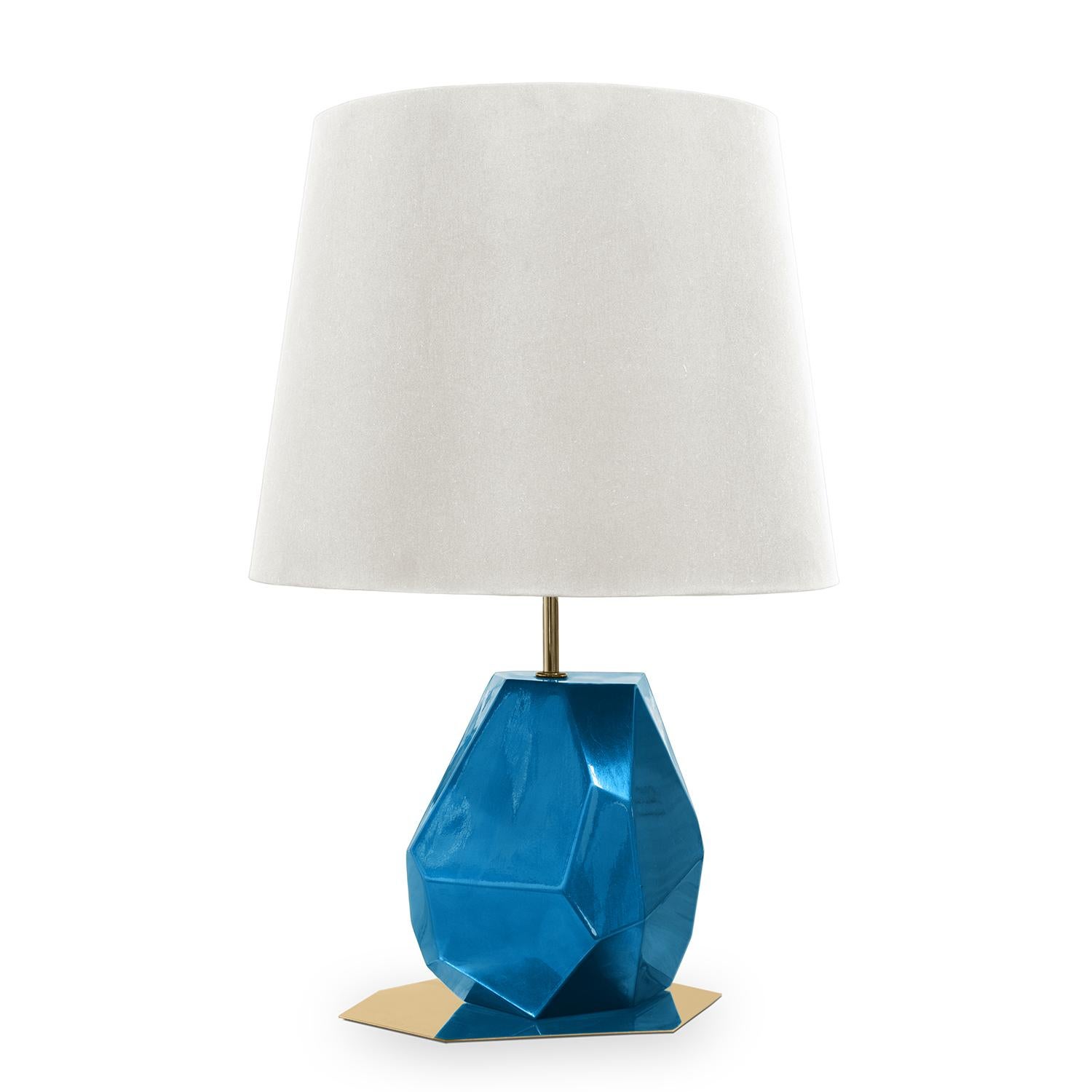 Table Lamp Daytona Medium Blue with a fiberglass base 
structure with silver leaf covered with translucent lacquered 
finish. Base plate in polished stainless steel in gold finish.
Including a white silk shade. 1 bulb, lamp hokder type E27,
max, 40