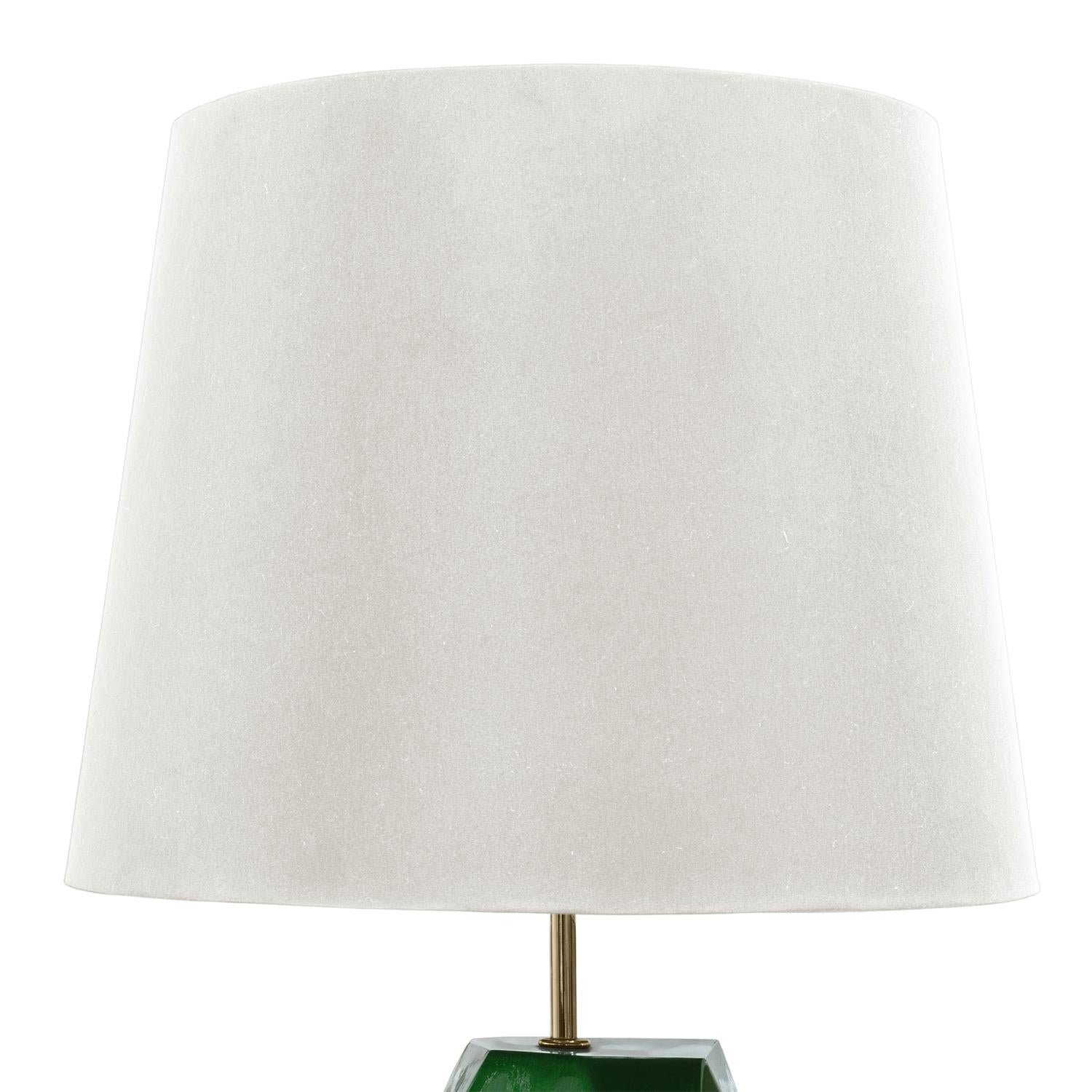 Lampada da tavolo Daytona Medium Green con base in vetroresina 
struttura con foglia d'argento ricoperta di laccatura traslucida 
finitura. Piastra di base in acciaio inossidabile lucidato con finitura dorata.
Whiting: paralume in seta bianca. 1