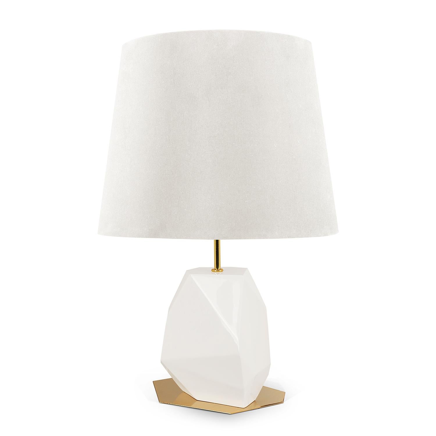 Table Lamp Daytona Medium White with a fiberglass base 
structure with silver leaf covered with translucent lacquered 
finish. Base plate in polished stainless steel in gold finish.
Including a white silk shade. 1 bulb, lamp hokder type E27,
max, 40