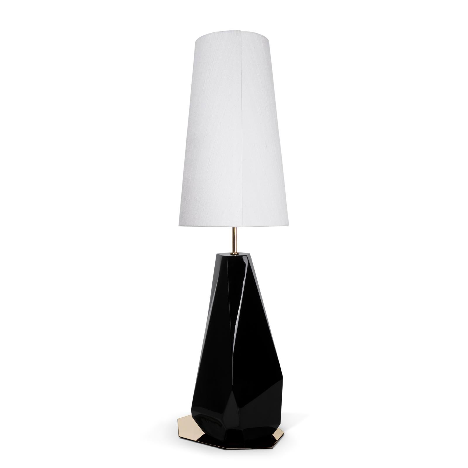 Table lamp Daytona with fiber glass base
in black lacquered finish with stainless steel
base plate and lamp holder. With a white silk
shade. 1 bulb, lamp holder type E27, max 40 watts,
bulb not included.
Measures: Table lamp diameter 30 cm,