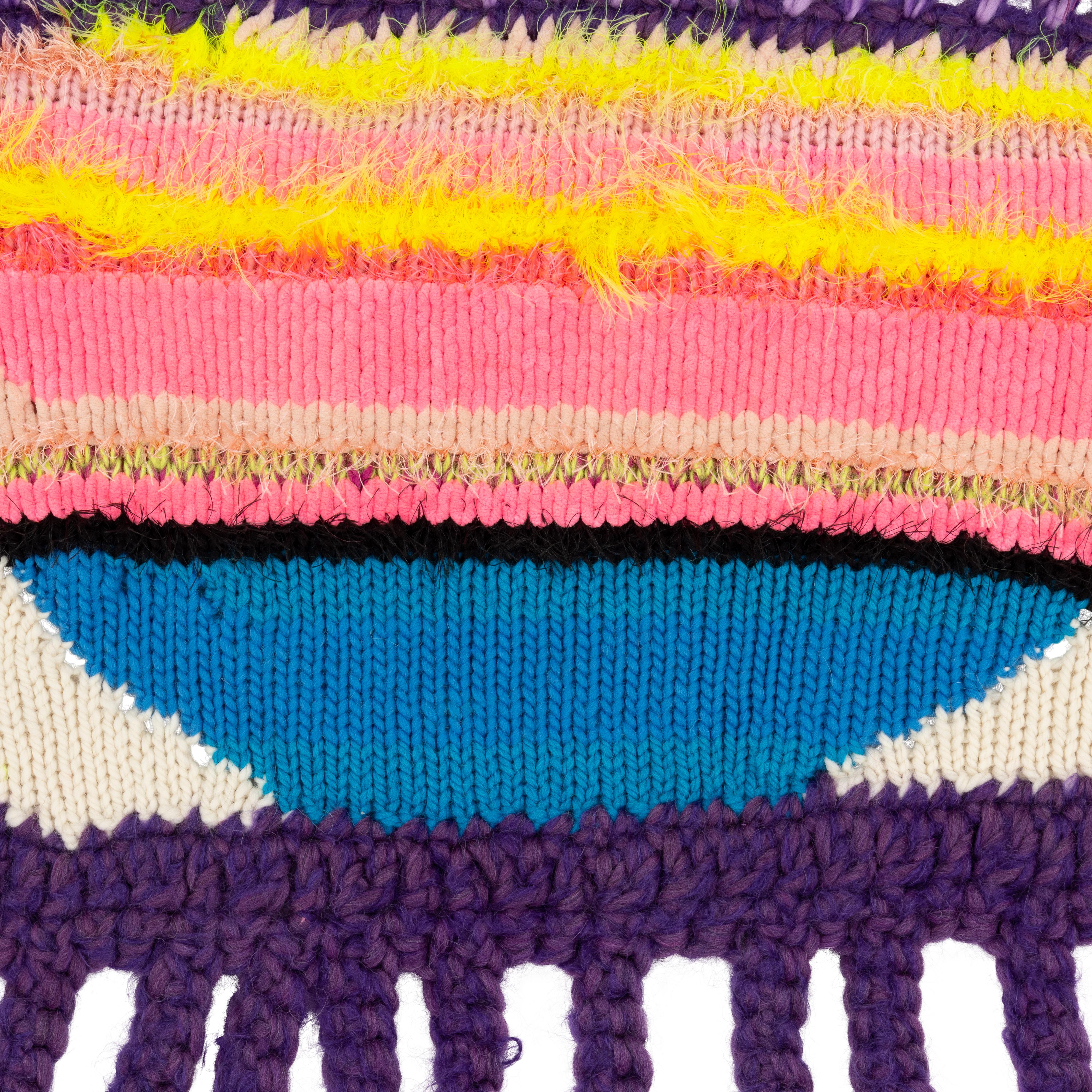 Anglais Paire de tentures murales multicolores en tricot/crocheté à la main « Dazed Eyes » en vente