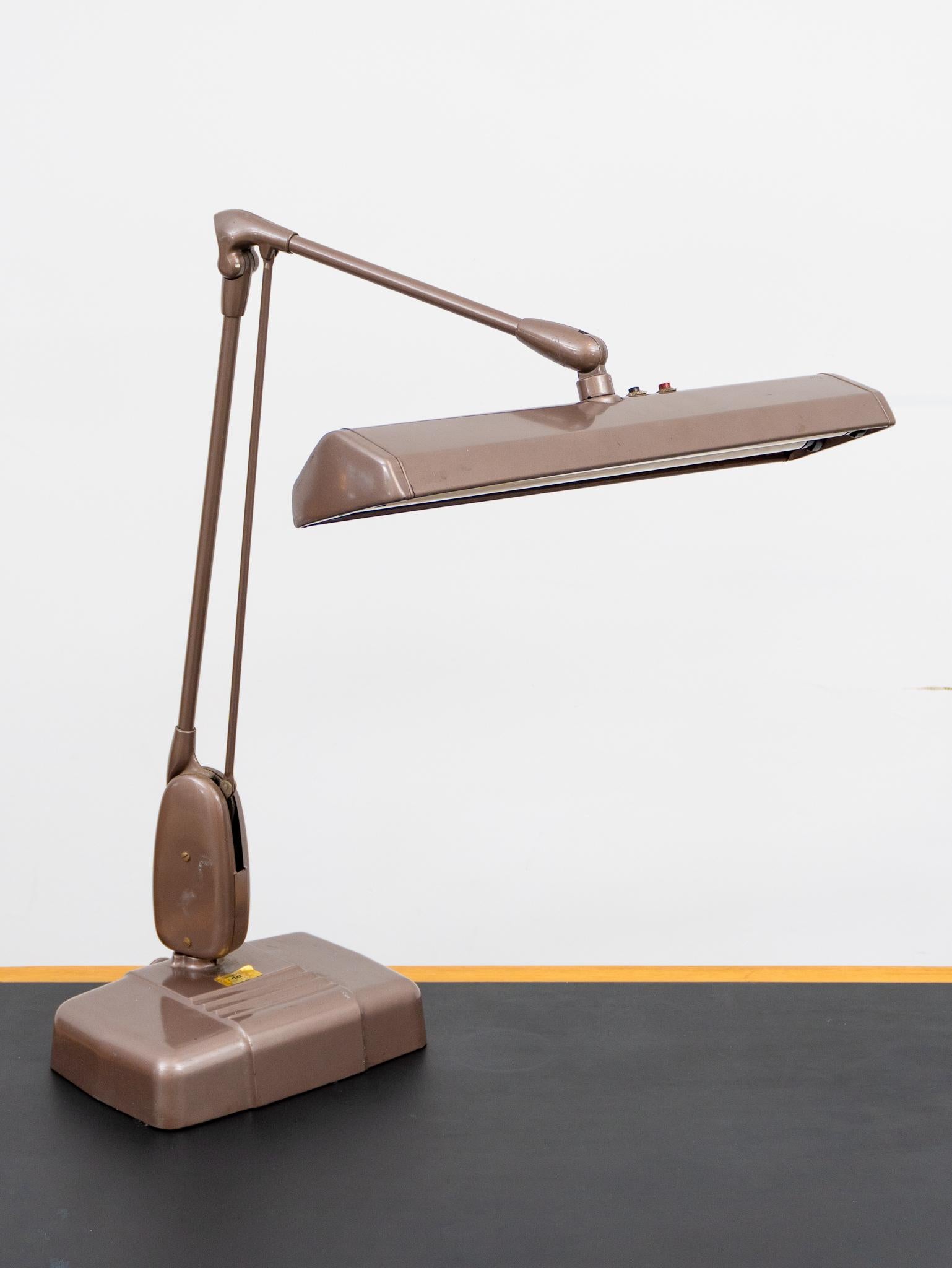 A spectacular vintage original circa Dazor 2324 Industrial desk drafting work lamp flourescent 1950s with articulating arm. The arm can rotates approx 180 degrees and the arm flexes and moves up or down. It has good range of movement and stays in