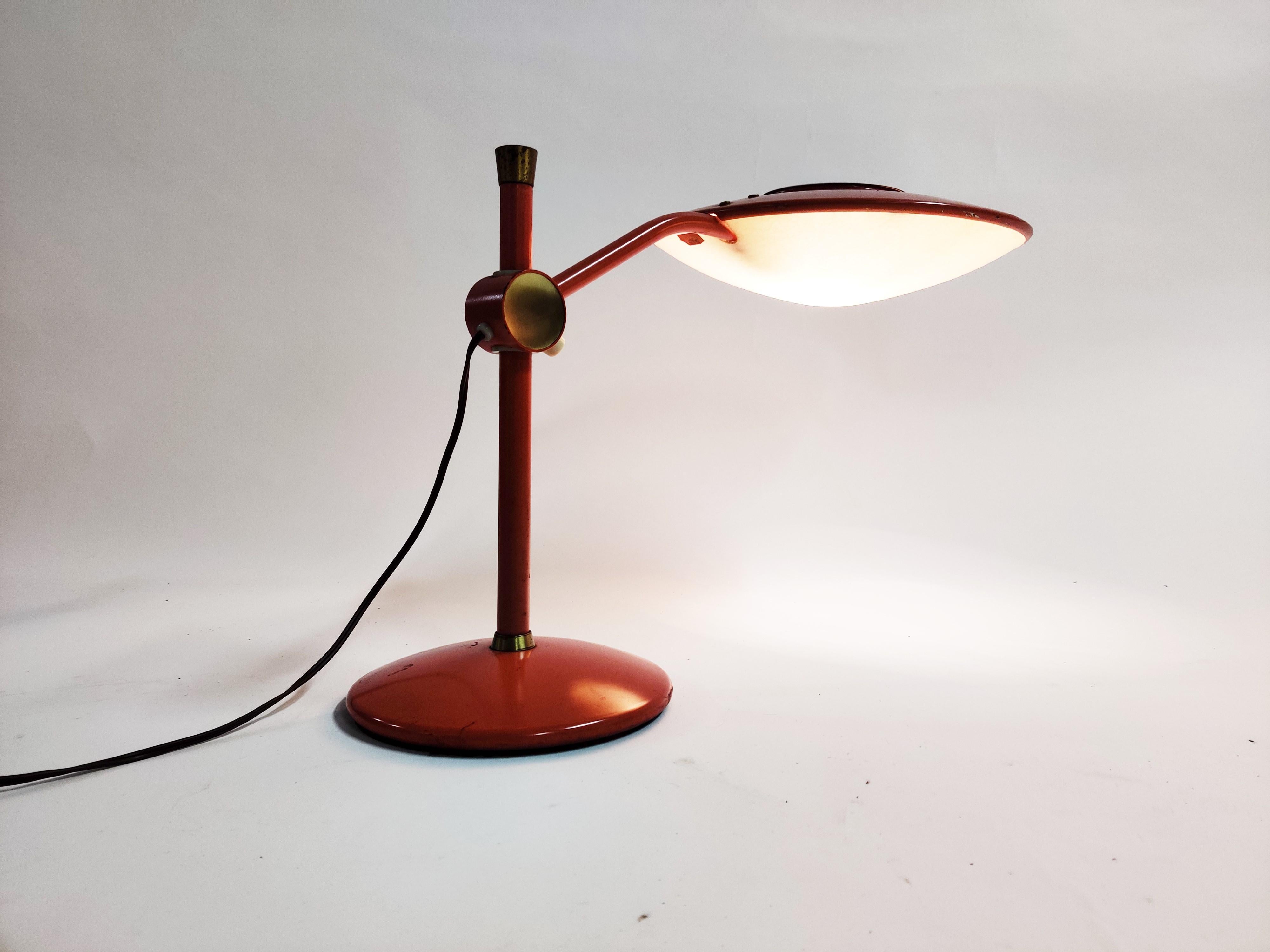 Beautiful modernist desk lamp by Dazor.

Original label and original switch.

Consists of and adjustable arm and shade a the original fiberglass lamp shade.

The lamp creates a beautiful light effect thanks to the mesh on top of the