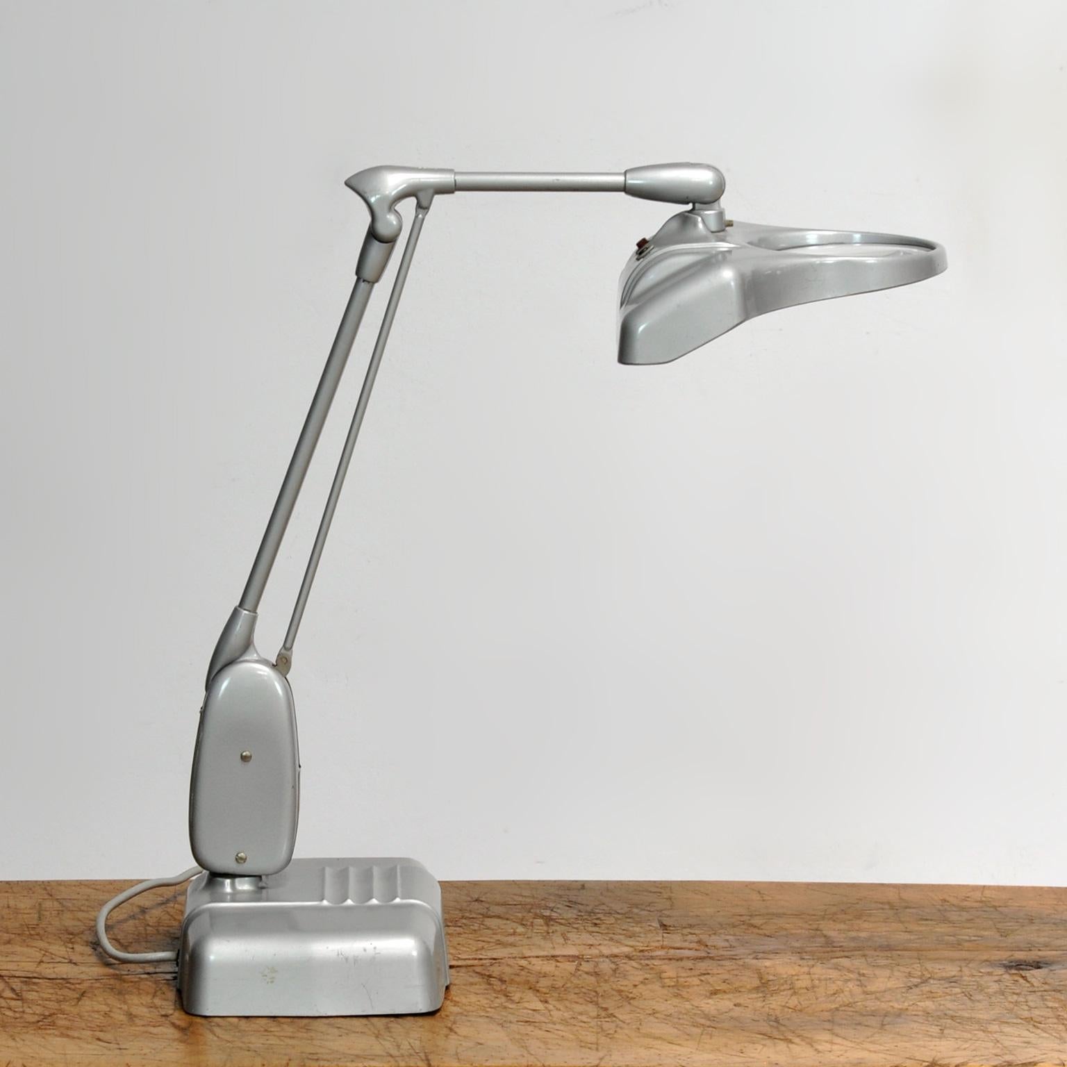 Dazor Desk Lamp With Magnifying Glass, 1950s In Good Condition For Sale In Amsterdam, Noord Holland