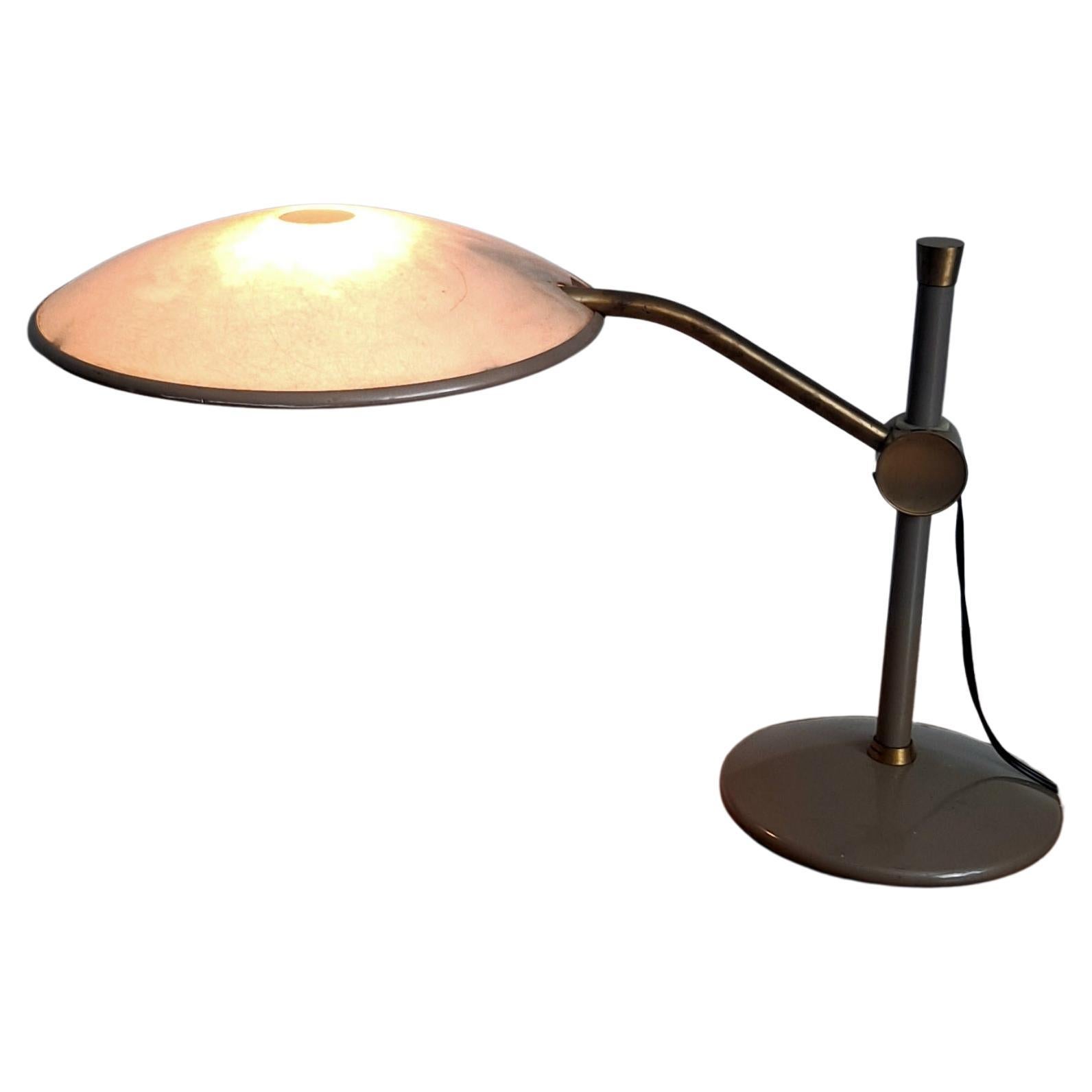 Dazor des années 1960  Modèle 2008  Fabriqué aux États-Unis L'abat-jour de la lampe  est réglable, il peut être tourné vers la droite et la gauche et ajusté vers le haut et le bas. 