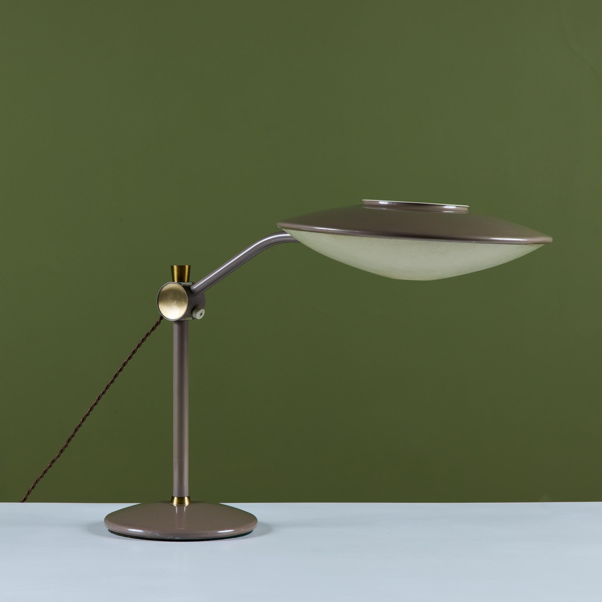 Dazor Taupe Emaille-Schreibtischlampe mit Messing-Akzenten im Angebot 3