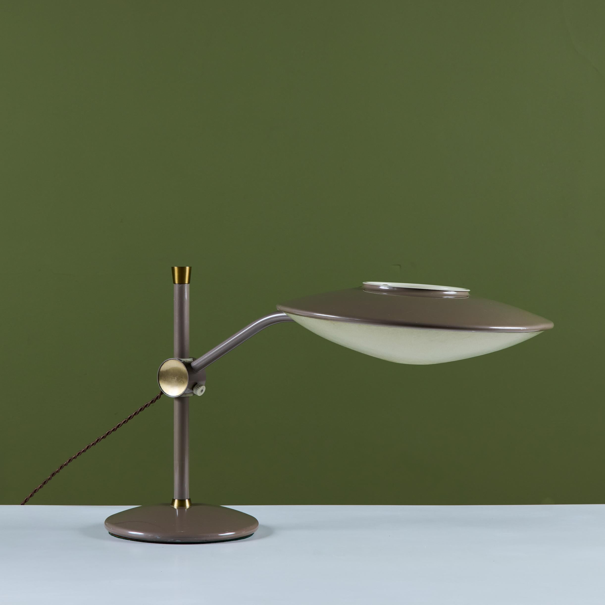 Dazor Taupe Emaille-Schreibtischlampe mit Messing-Akzenten im Angebot 4