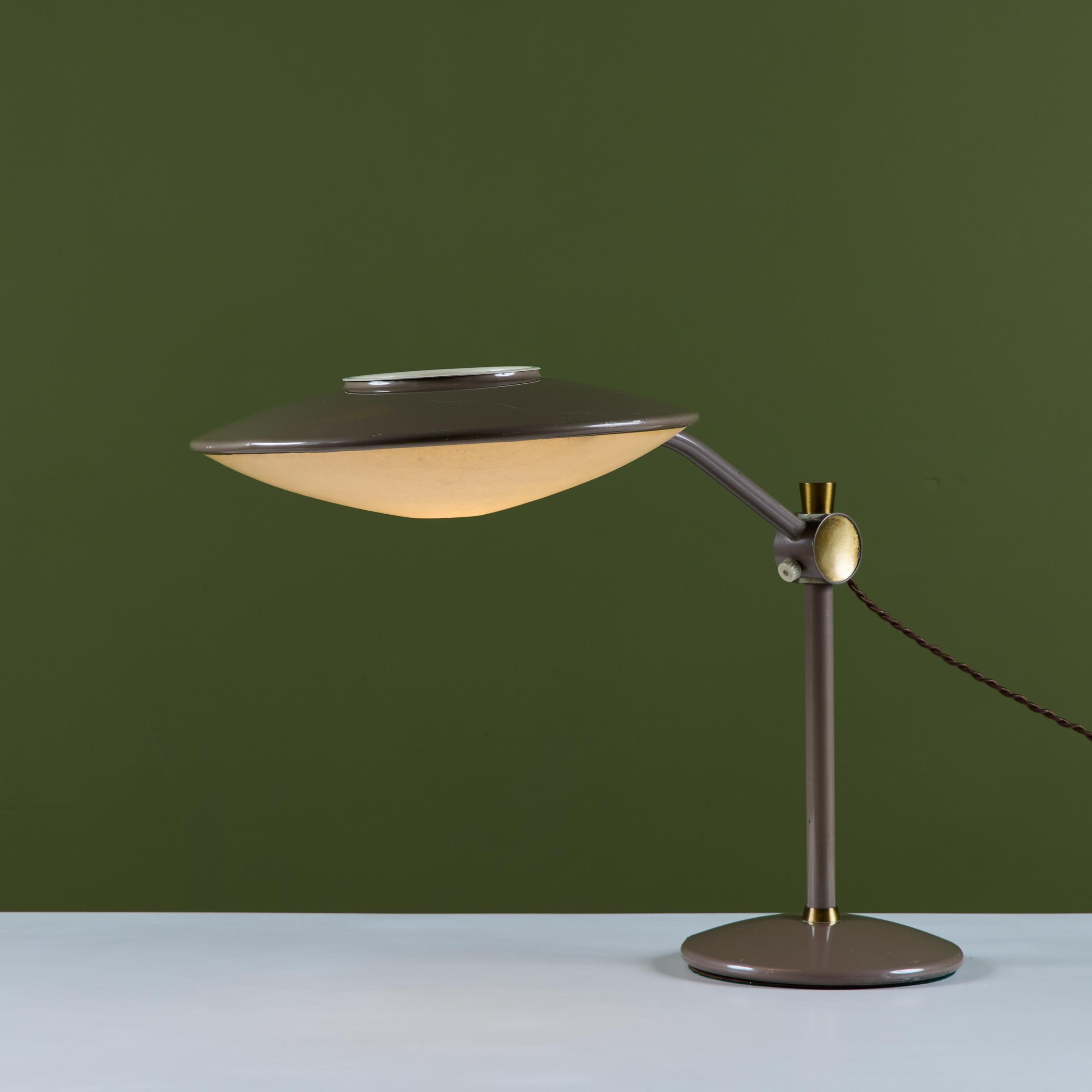 Dazor Taupe Emaille-Schreibtischlampe mit Messing-Akzenten im Angebot 5