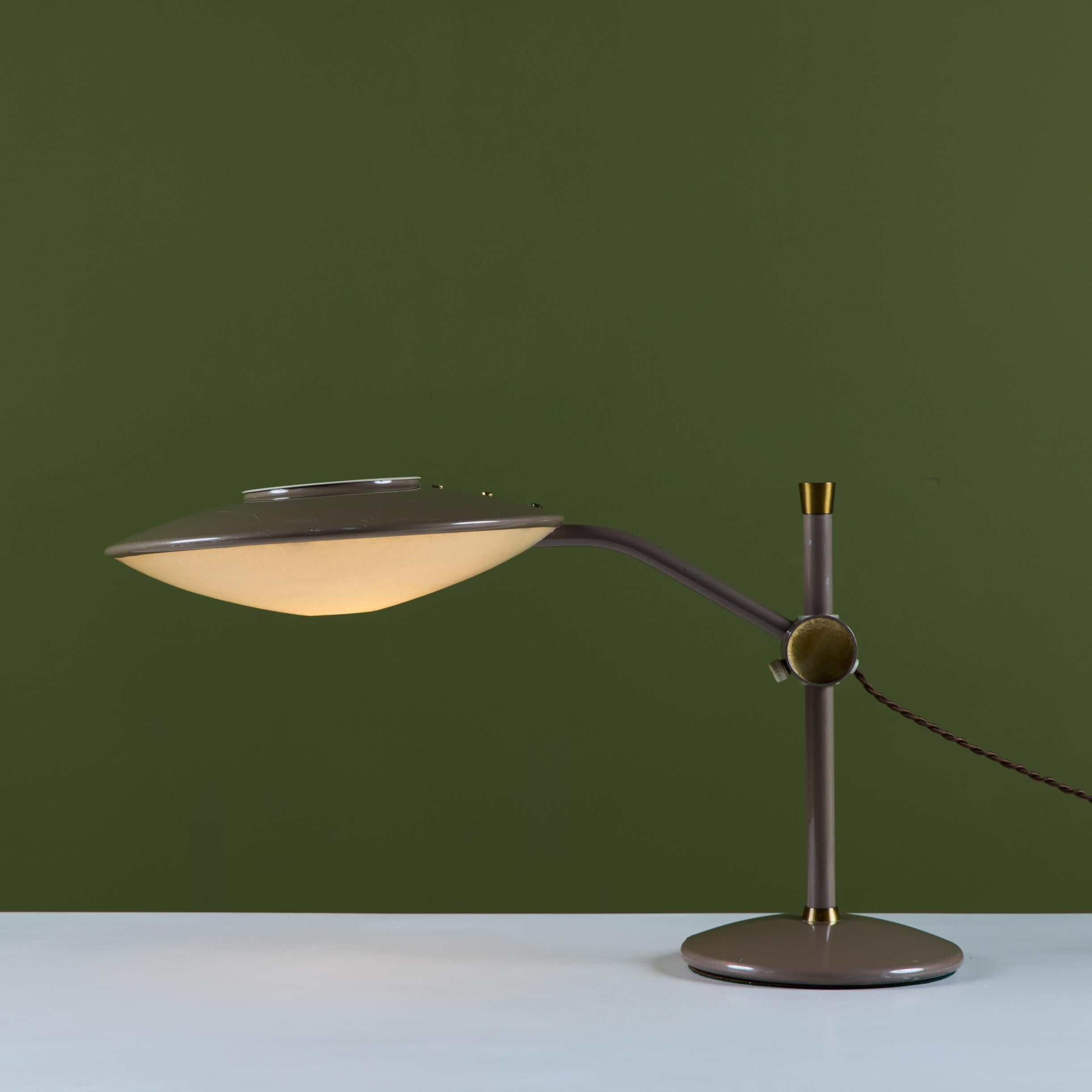 Dazor Taupe Emaille-Schreibtischlampe mit Messing-Akzenten im Angebot 6