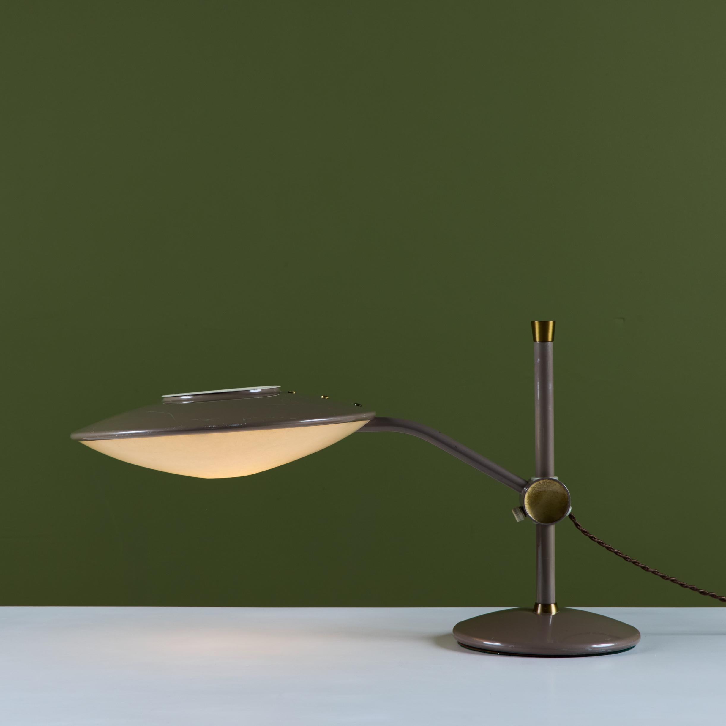 Dazor Taupe Emaille-Schreibtischlampe mit Messing-Akzenten im Angebot 7