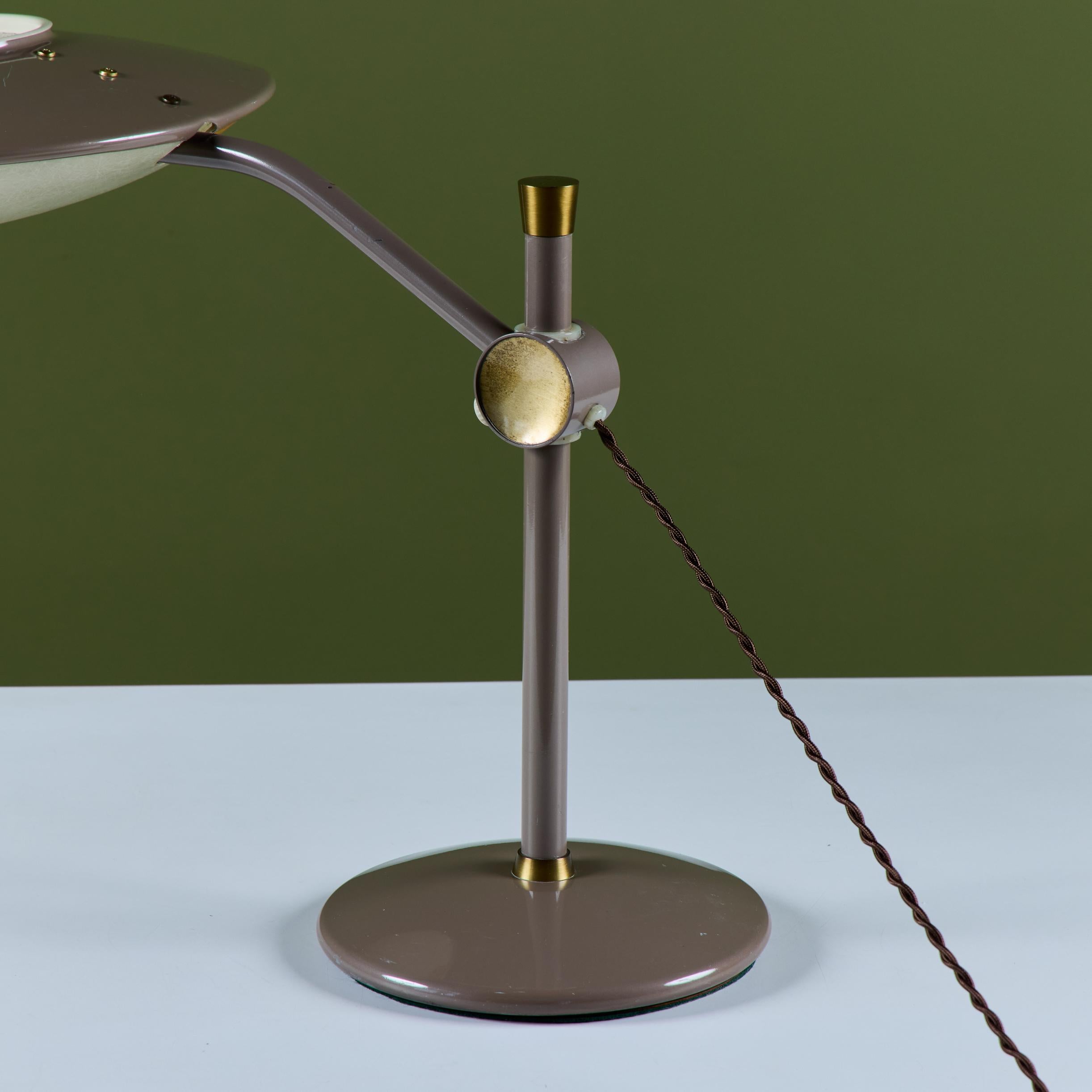 Dazor Taupe Emaille-Schreibtischlampe mit Messing-Akzenten im Angebot 10