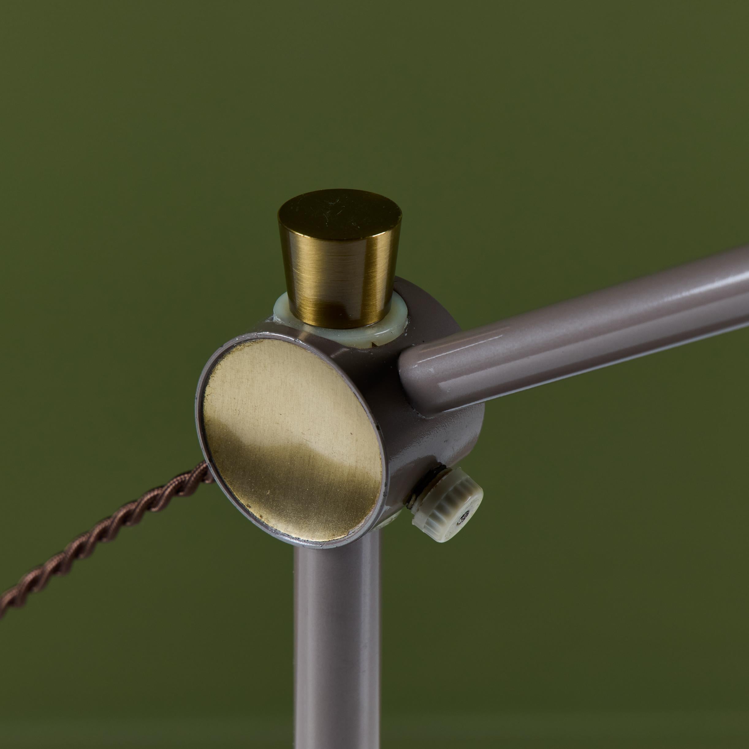 Dazor Taupe Emaille-Schreibtischlampe mit Messing-Akzenten im Angebot 11