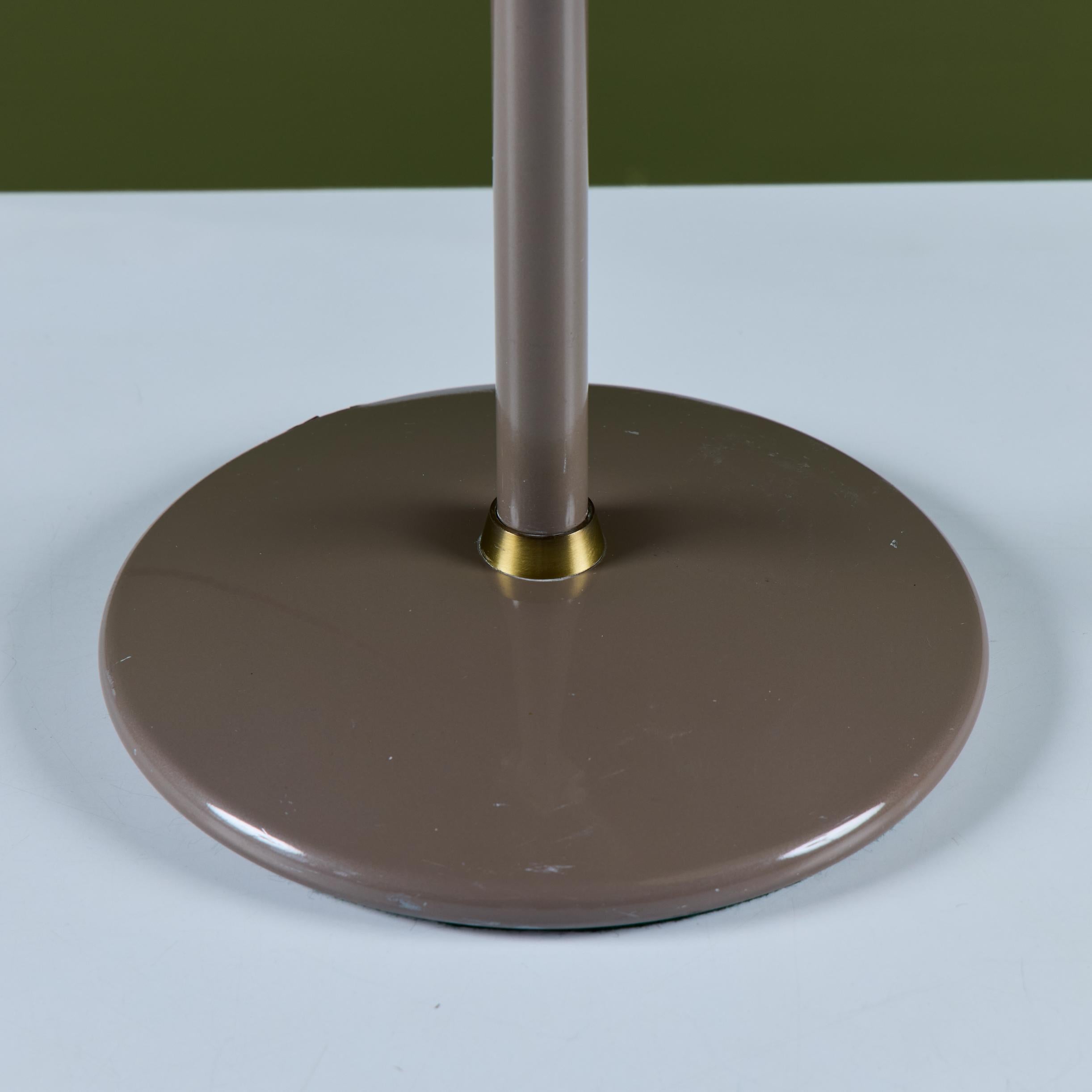 Dazor Taupe Emaille-Schreibtischlampe mit Messing-Akzenten im Angebot 12