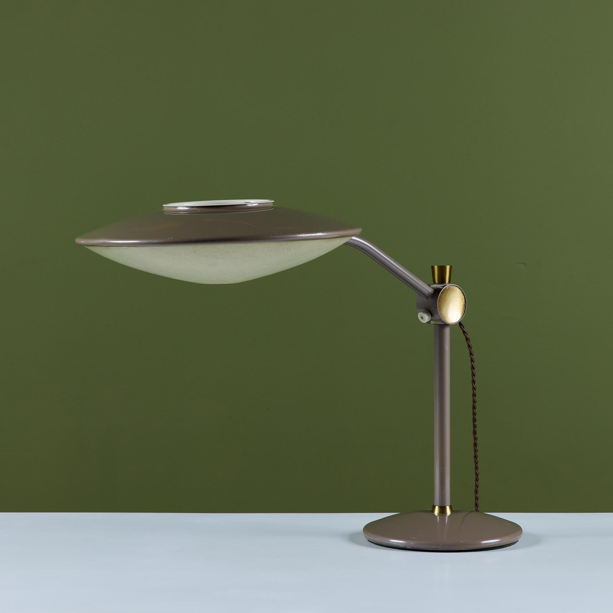 Amerikanische Dazor-Schreibtischlampe Modell #2008, emaillierter Stahl mit Messingakzenten und einem Glasfaserdiffusor. Die Leuchte ist höhenverstellbar und trägt noch das originale Underwriters Laboratories Label mit dem Namen des